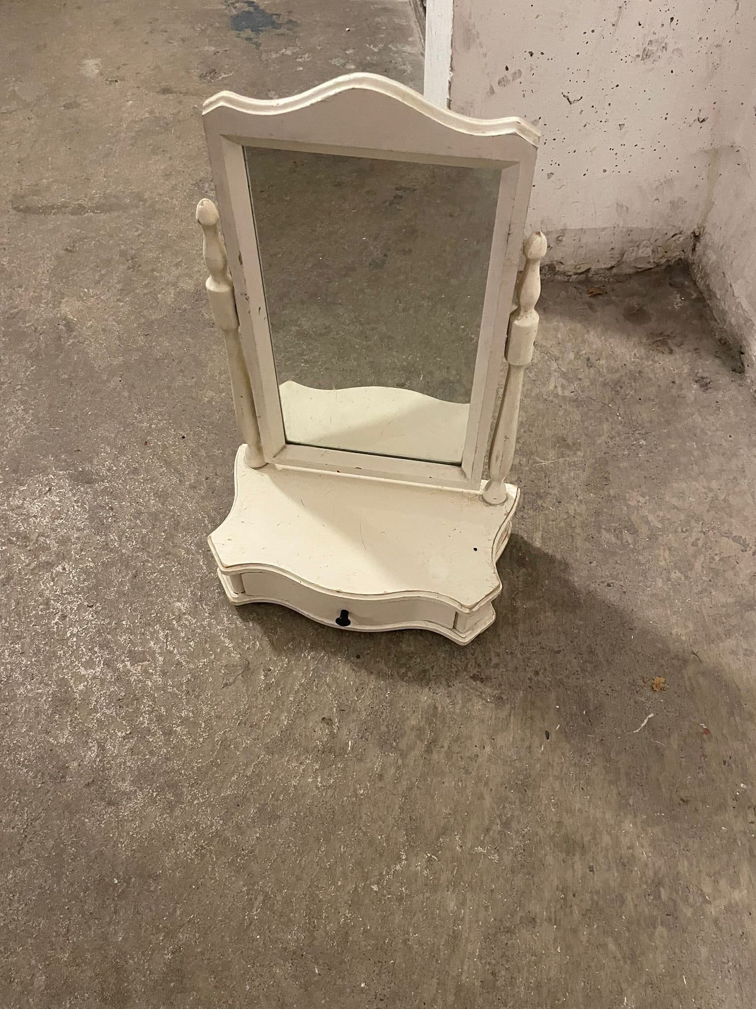 Bordspegel med låda/ piggtitare