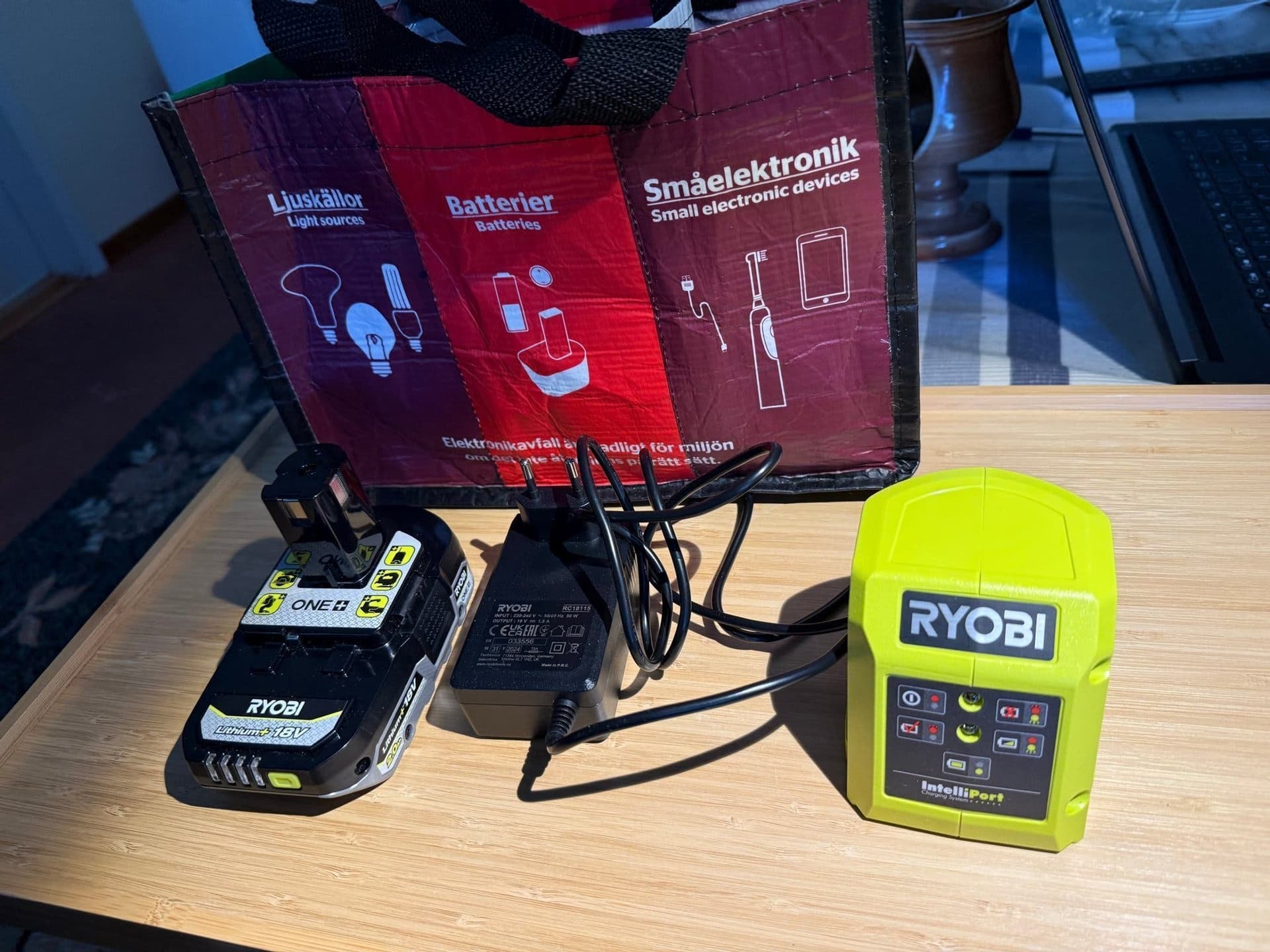 RYOBI One + 18V 36Wh batteri Lithium 2,0 Ah och One + laddare