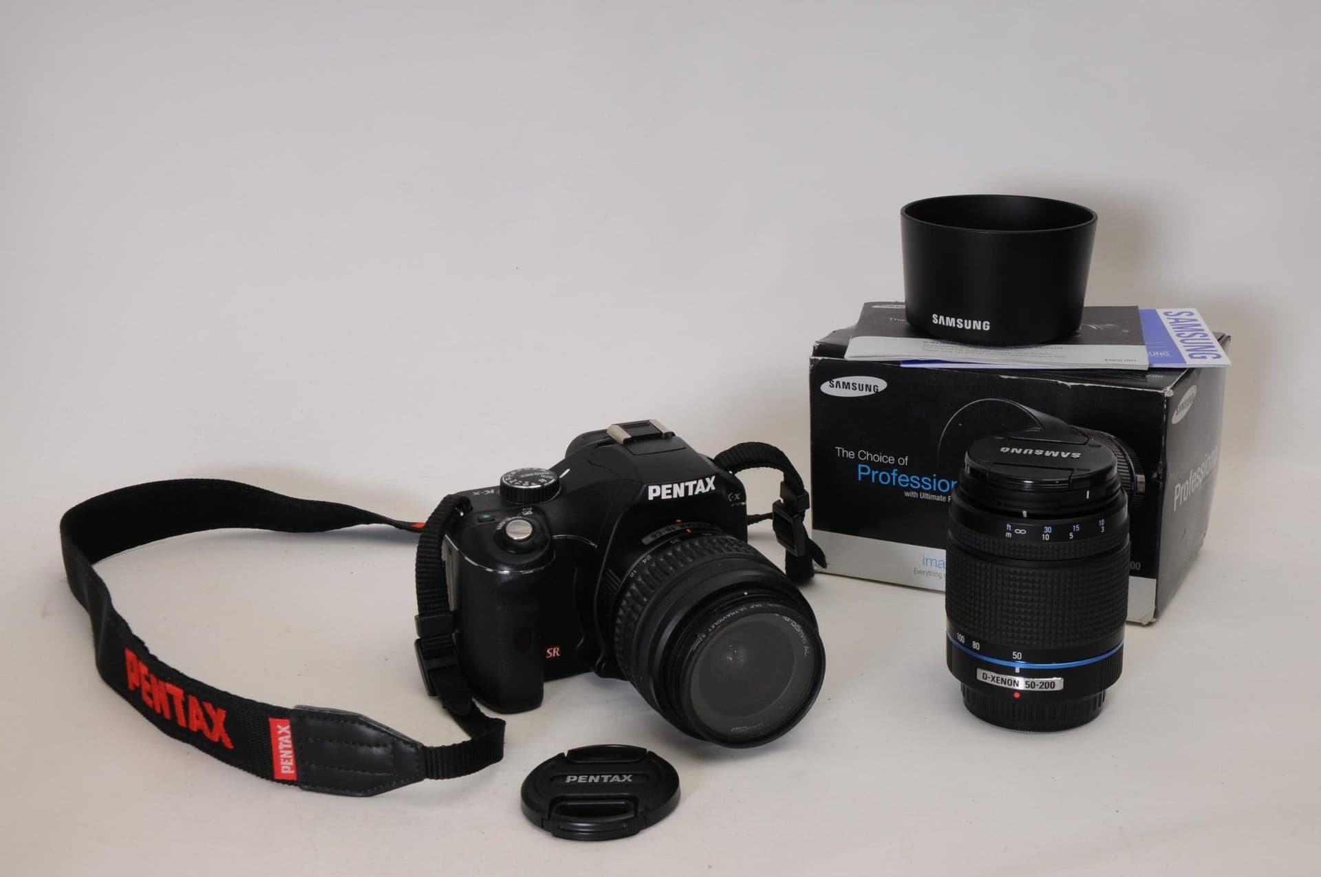 Pentax digital systemkamera K-x med två objektiv