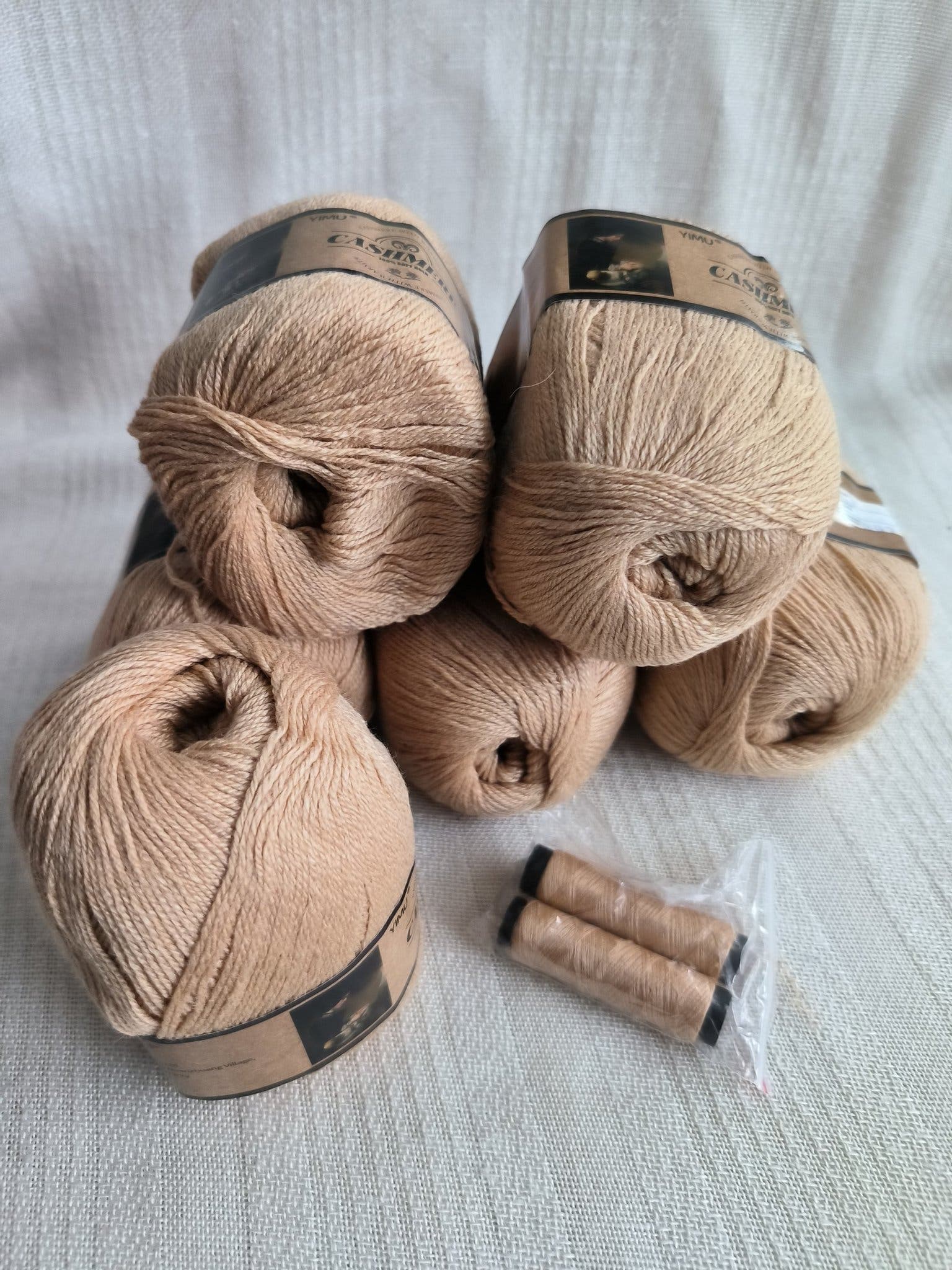 Garnpaket08; med 12x50gr, 100 % kashmir(cashmere), beige/khaki.
