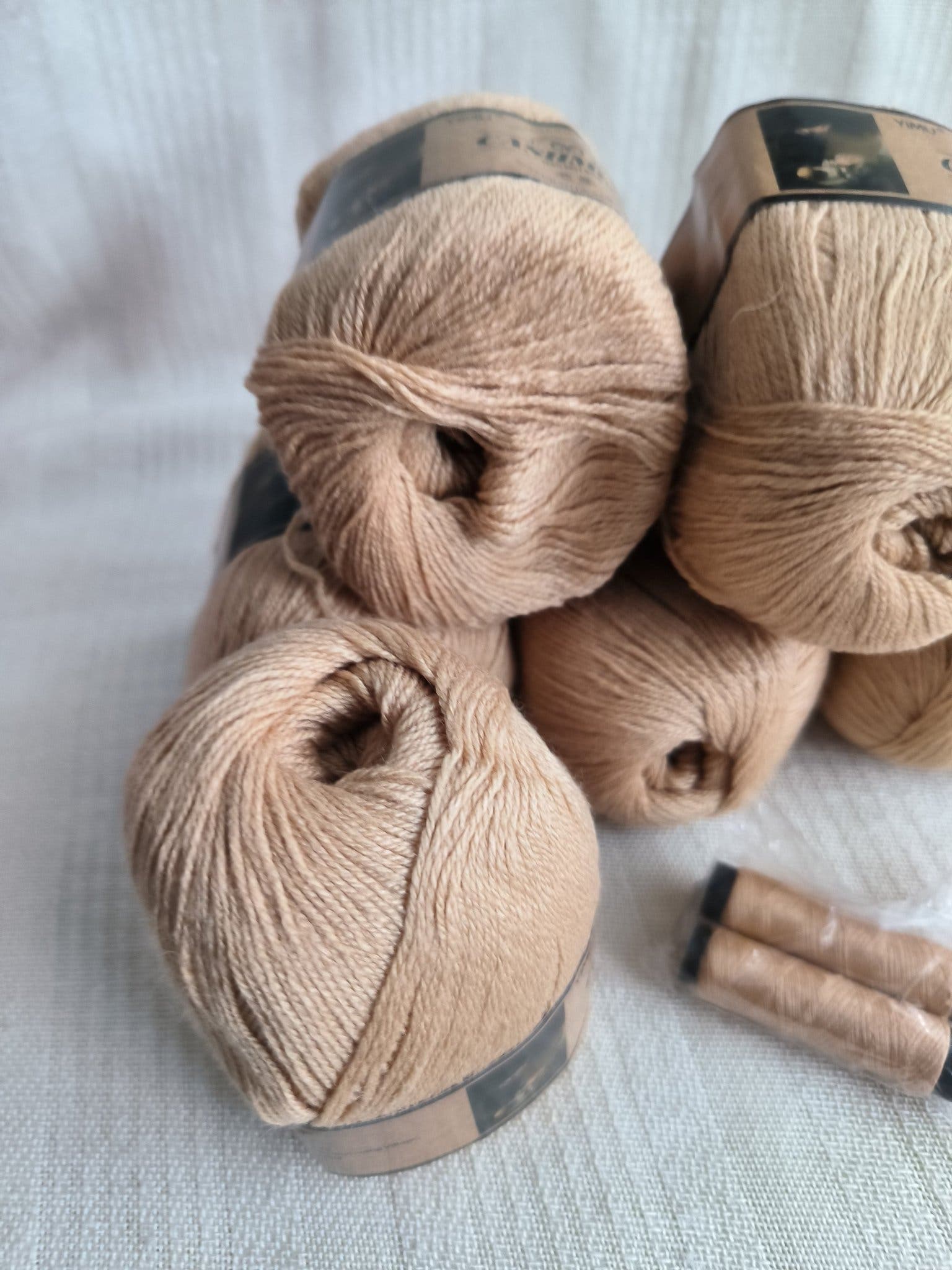 Garnpaket08; med 12x50gr, 100 % kashmir(cashmere), beige/khaki.