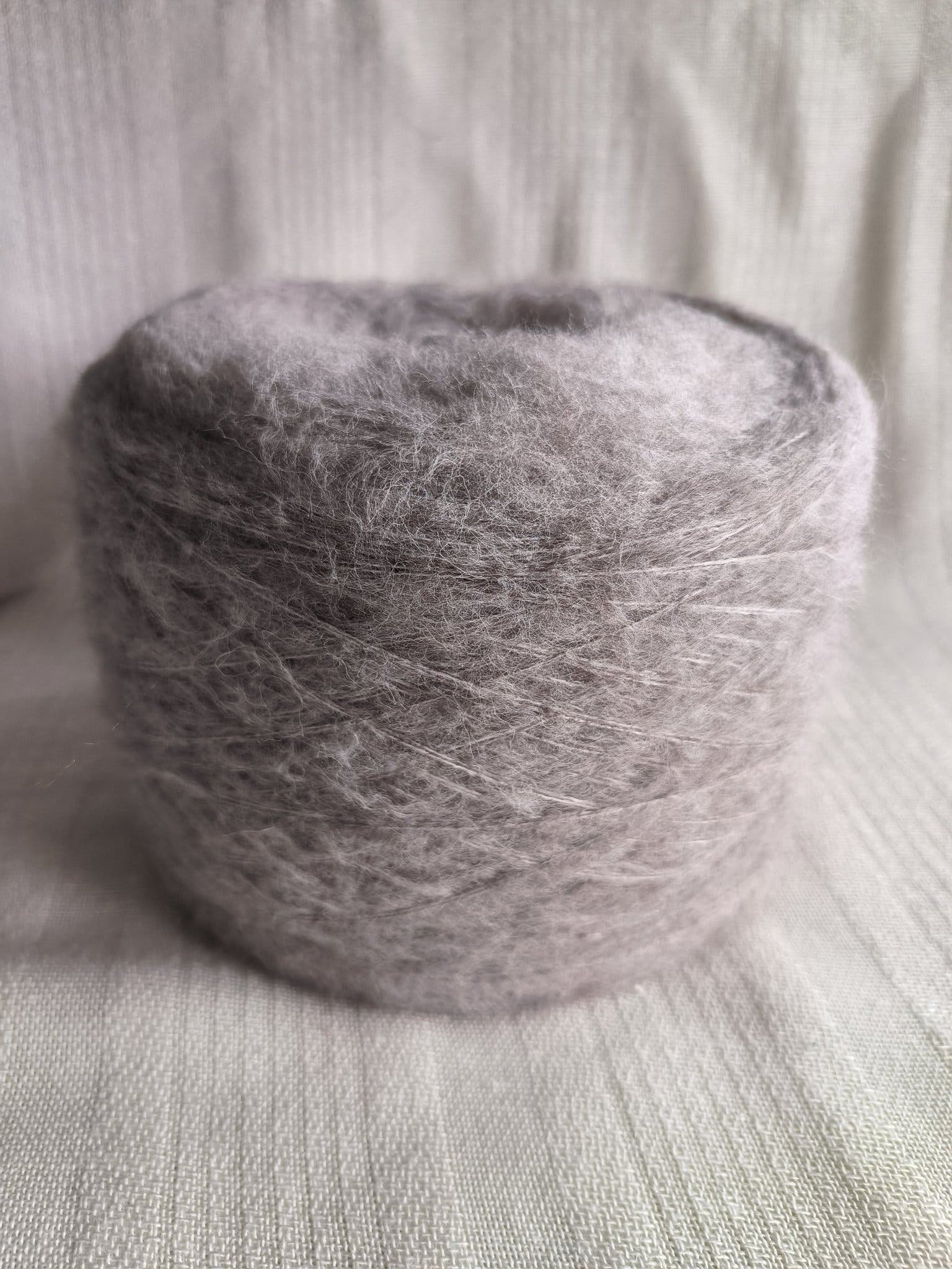 Garn 400gr, 75% polyester, 20% ull, 5% mohair, beige.