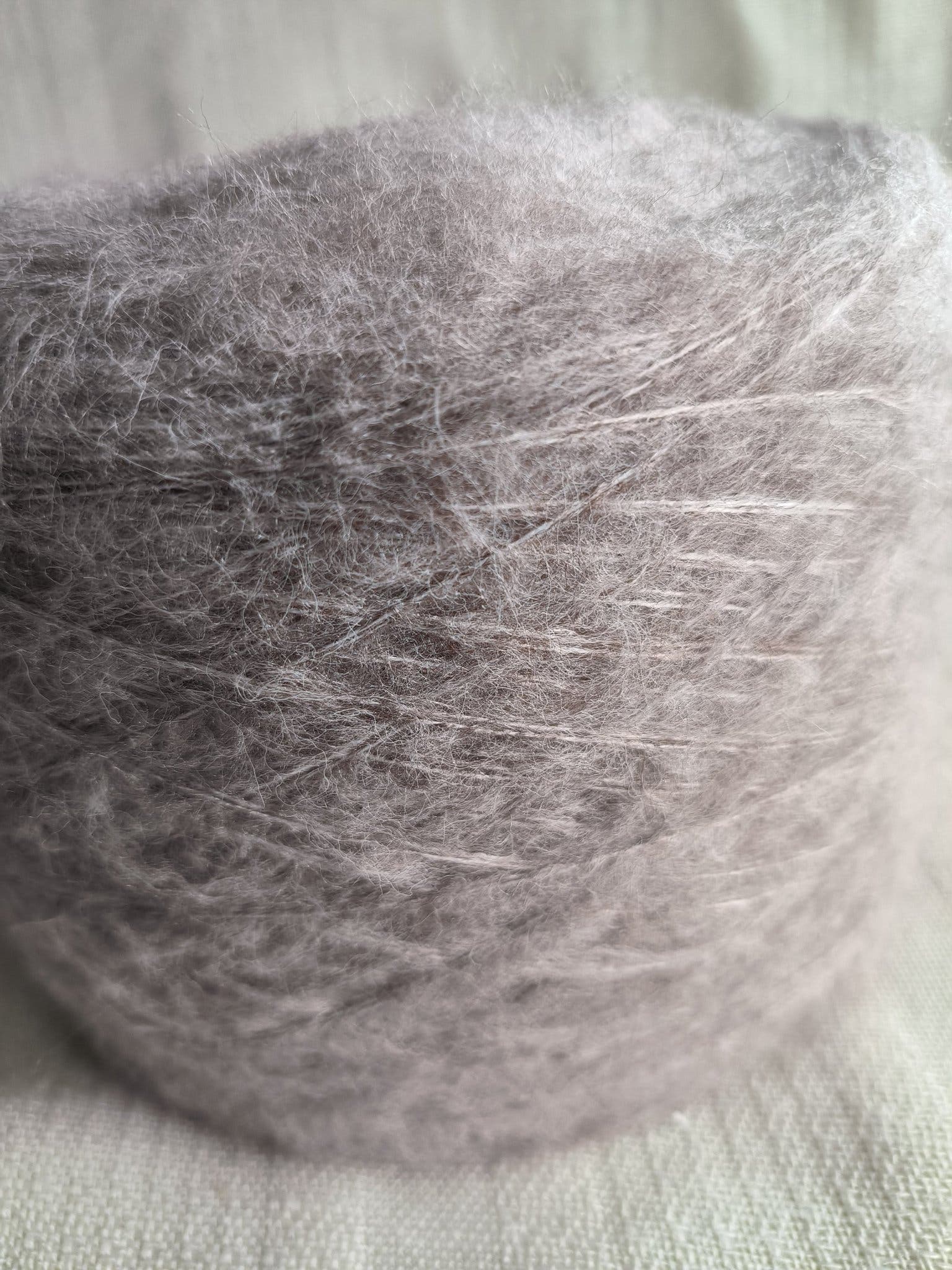 Garn 400gr, 75% polyester, 20% ull, 5% mohair, beige.