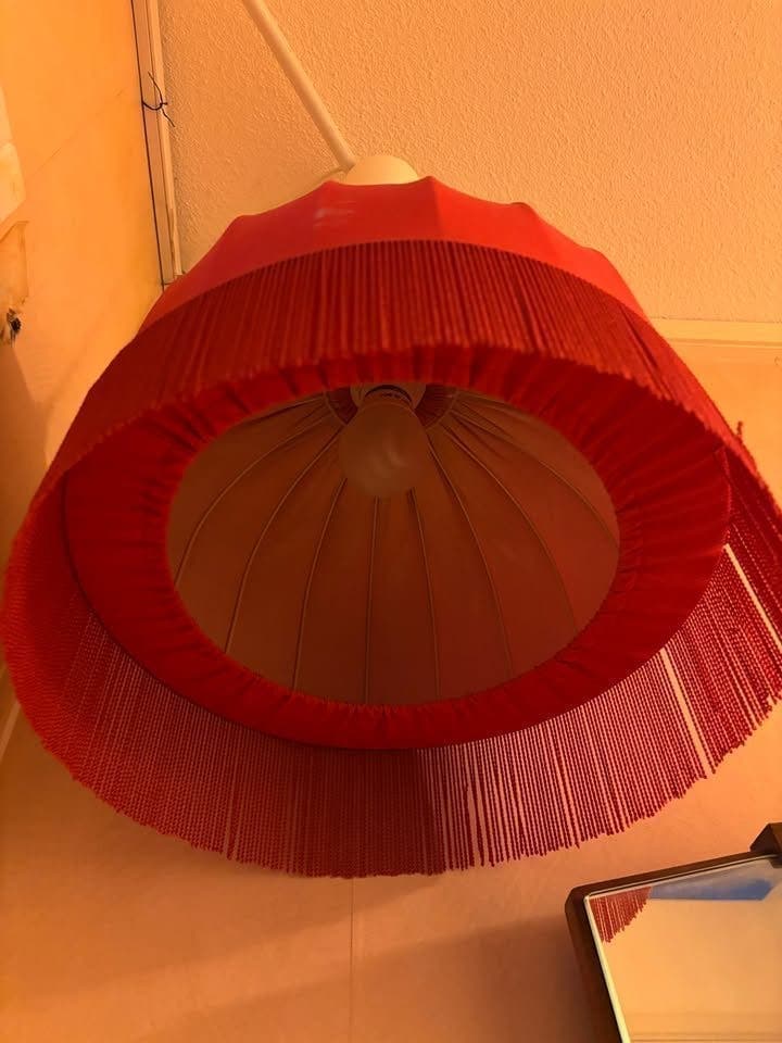 !!40-tal röd lampskärm/ lampa med fransar