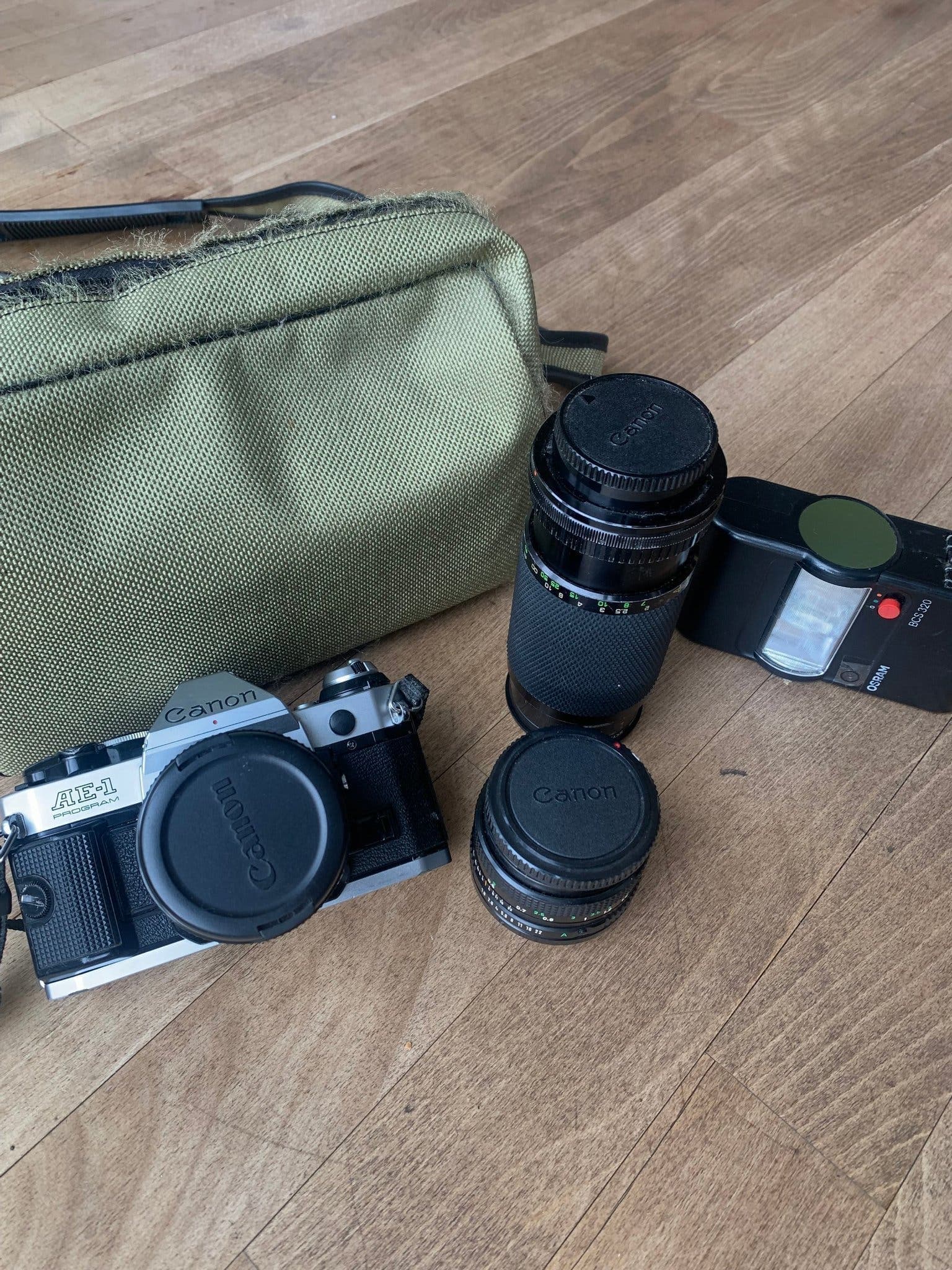 Canon AE-1 Program Analog Systemkamera with Multiple Lenses