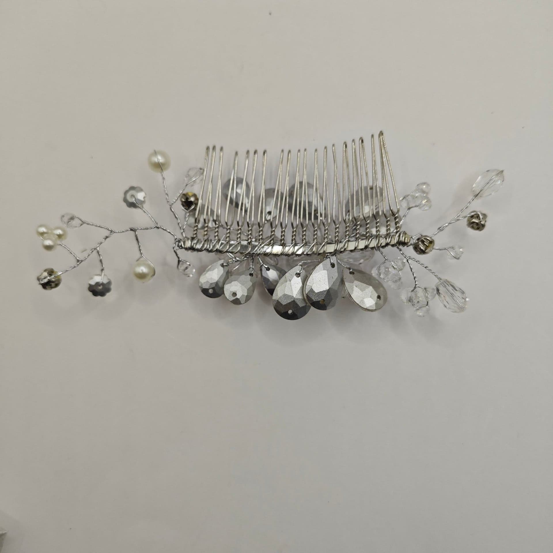 Hårkam med strass och pärlor