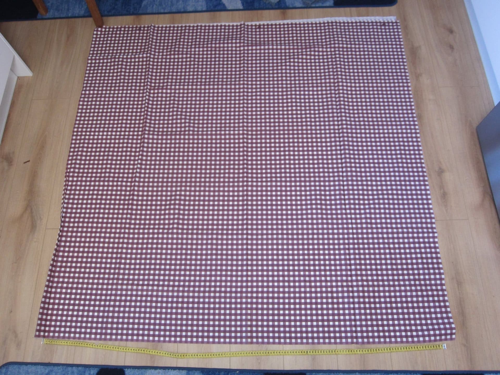 Rutigt tyg i vitt och violett ca 312 x 150cm