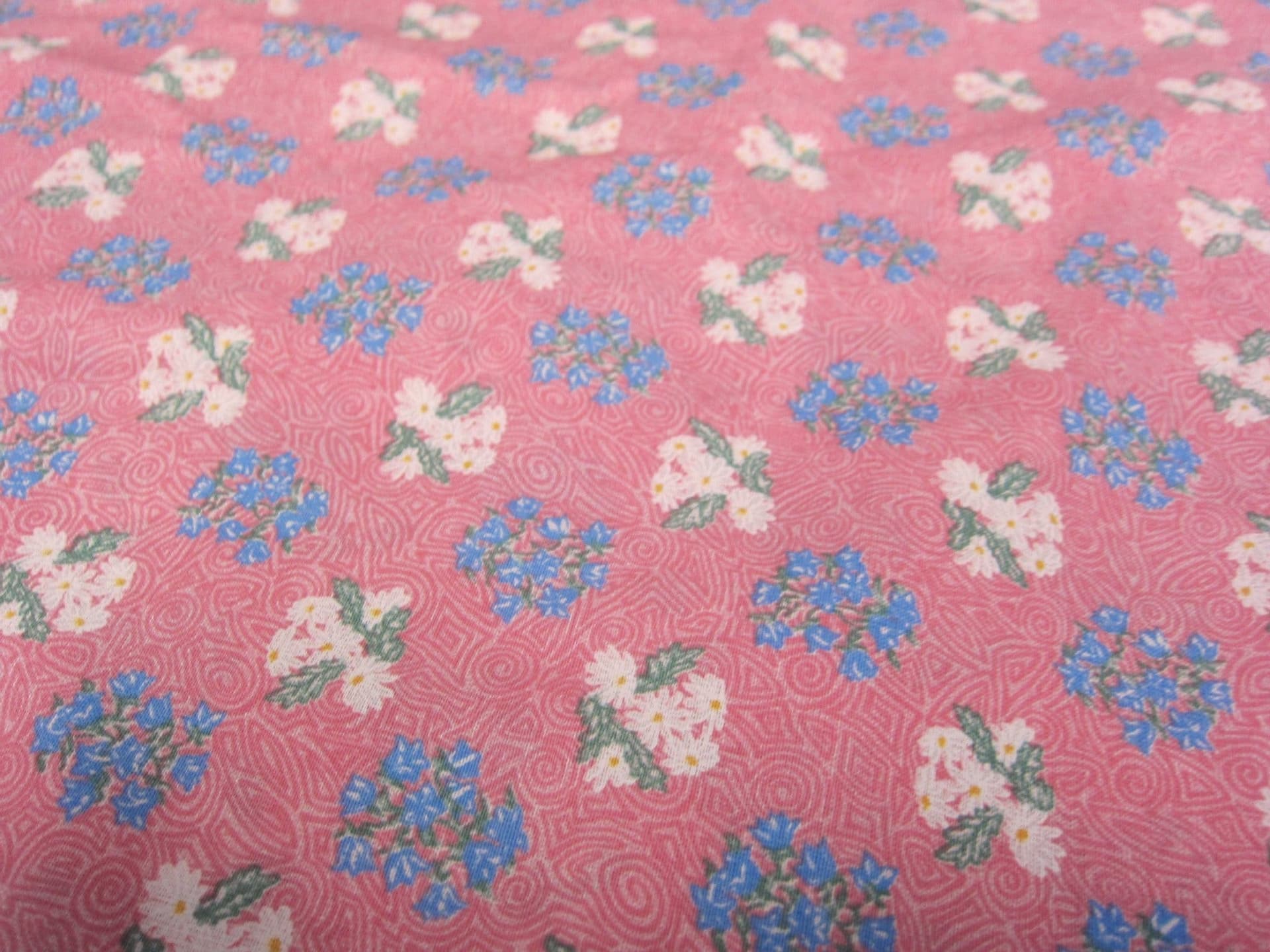 Mönstrat tyg i rosa, vitt, blått, grönt ca 419 x 148cm
