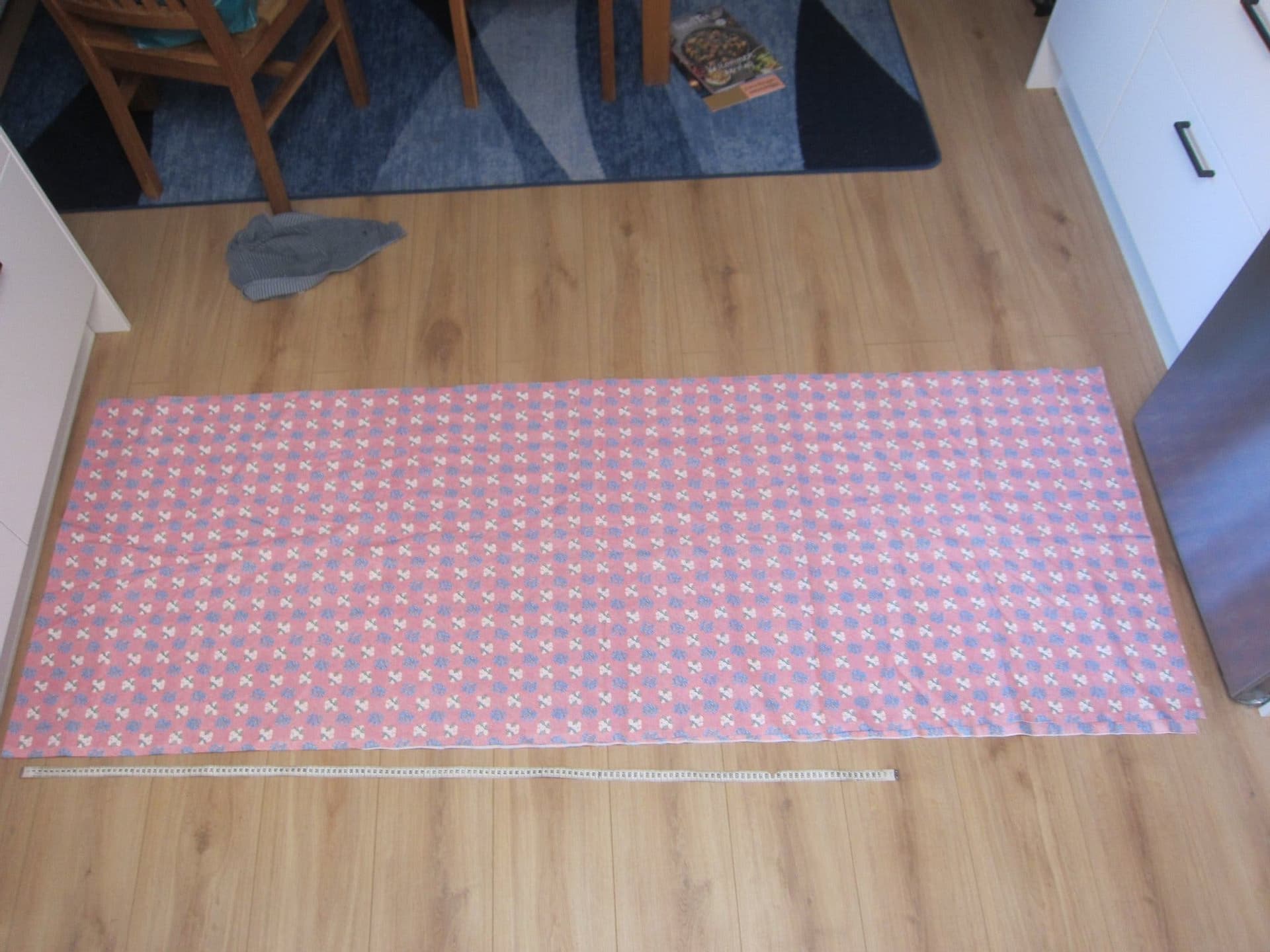 Mönstrat tyg i rosa, vitt, blått, grönt ca 419 x 148cm