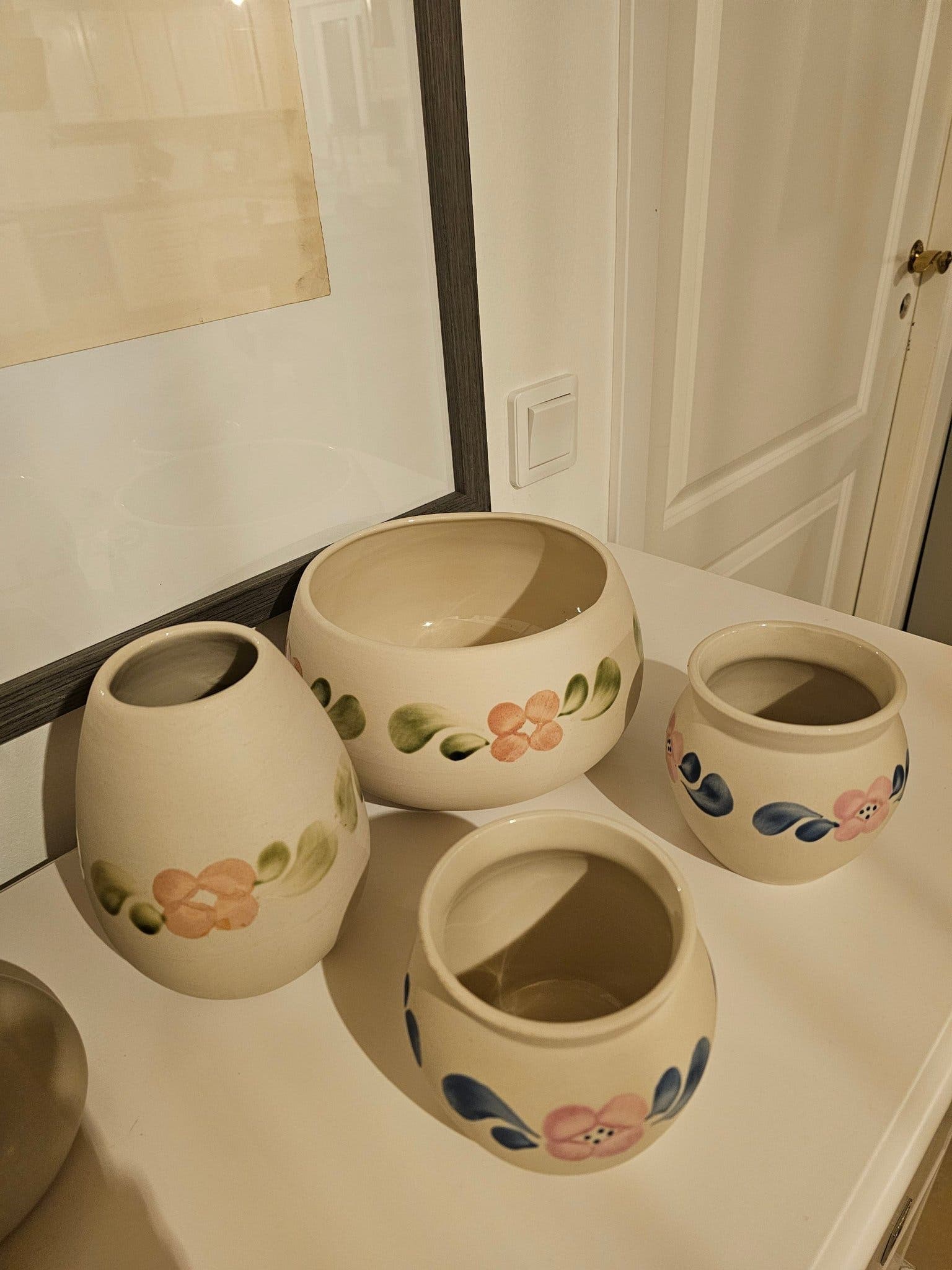 Fyra keramiska vaser - behållare, beige med blommönster.