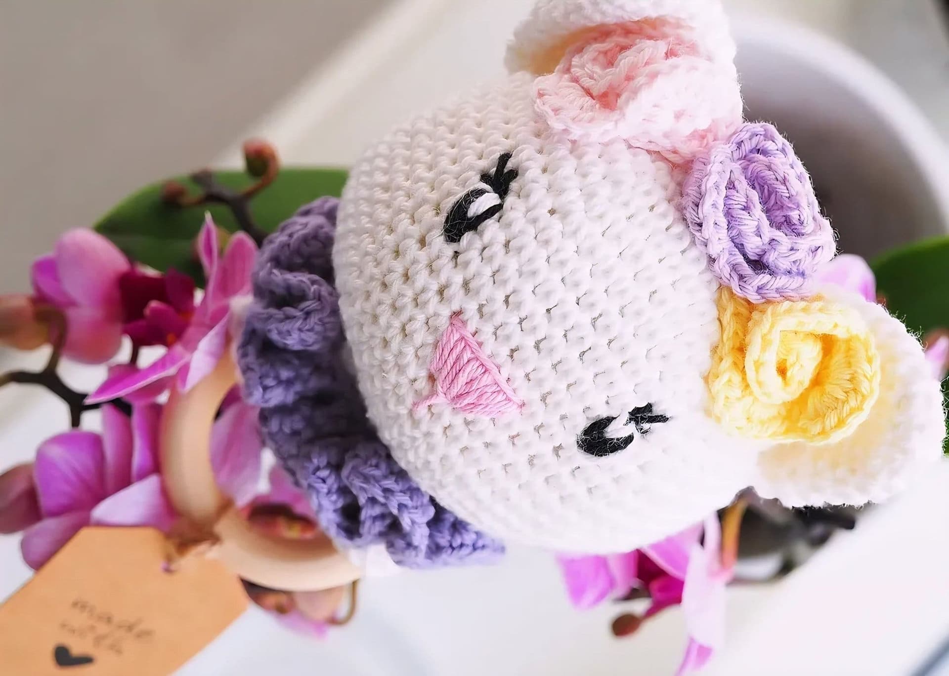Virkad katt skallra med träring amigurumi