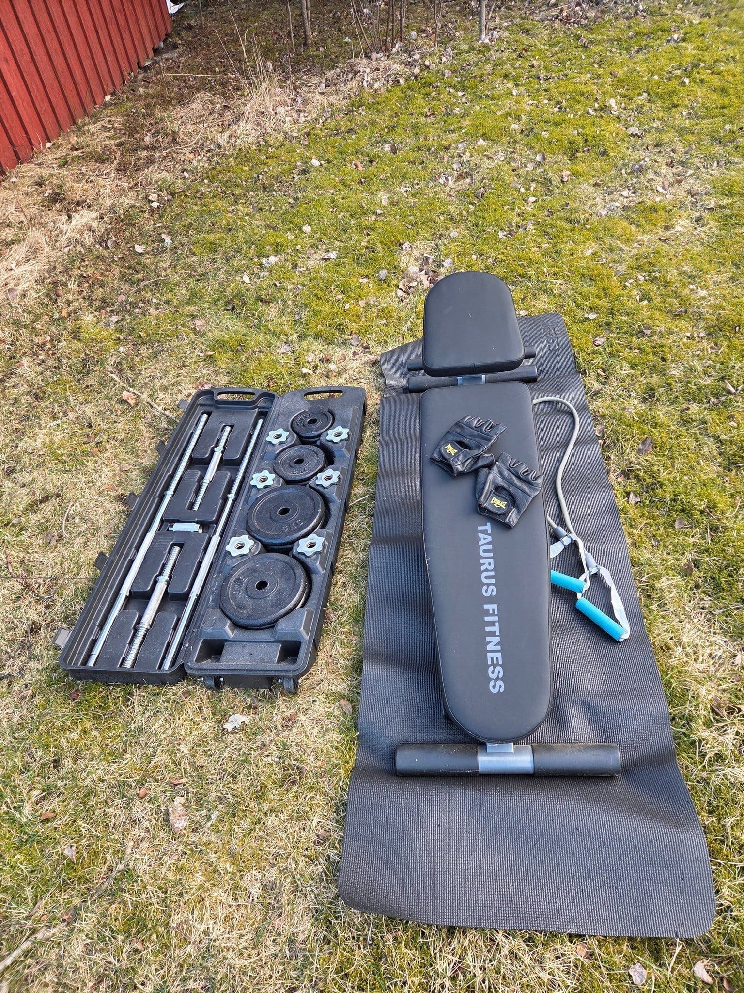 Träningsbänk, hantelset 50kg och träningshandskar