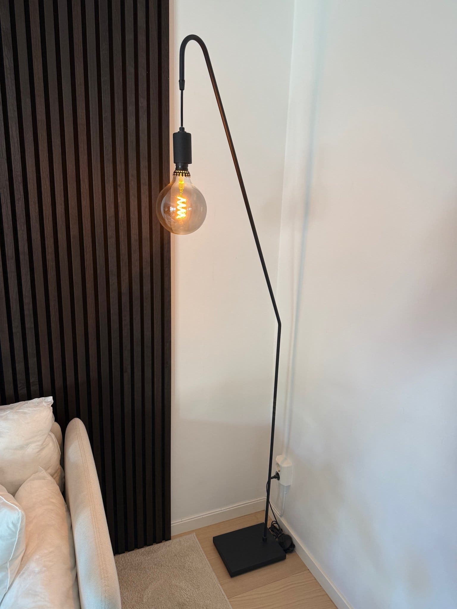 Golvlampa i svart metall