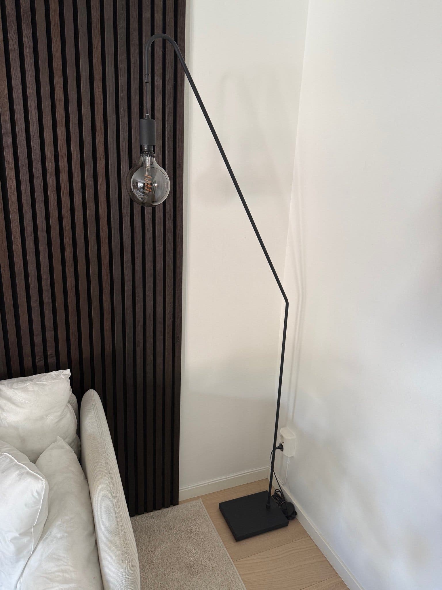 Golvlampa i svart metall