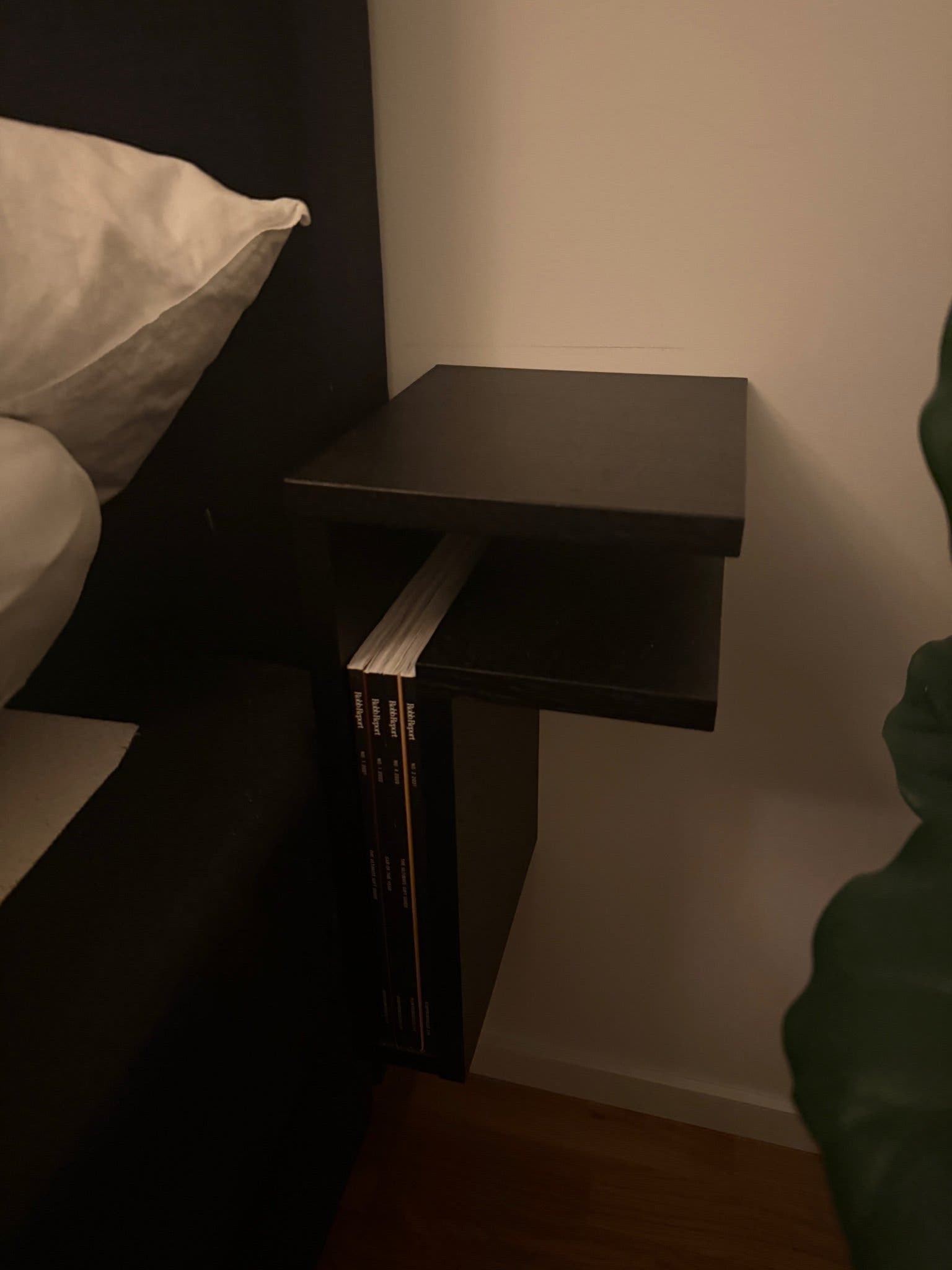 Maze F-Shelf svarta sängbord
