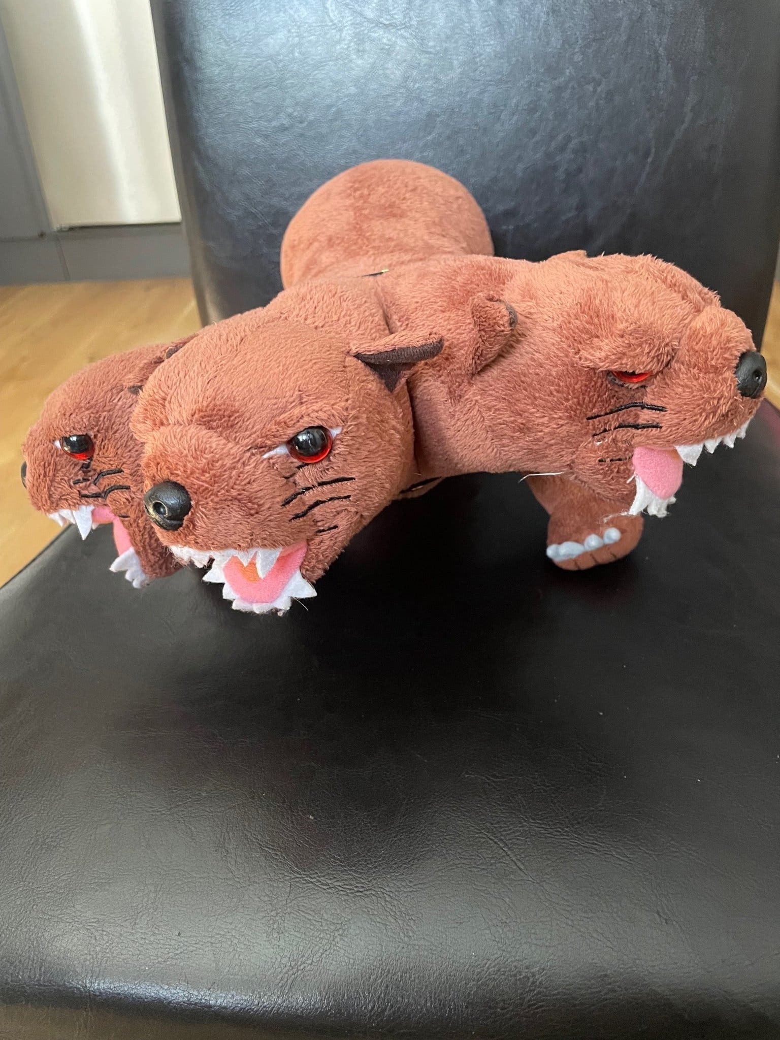 Harry Potter Fluffy Trehövdad Hund Plyschleksak