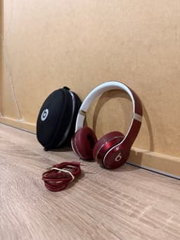 Beats Solo on-ear hörlurar röd med kabel och fodral
