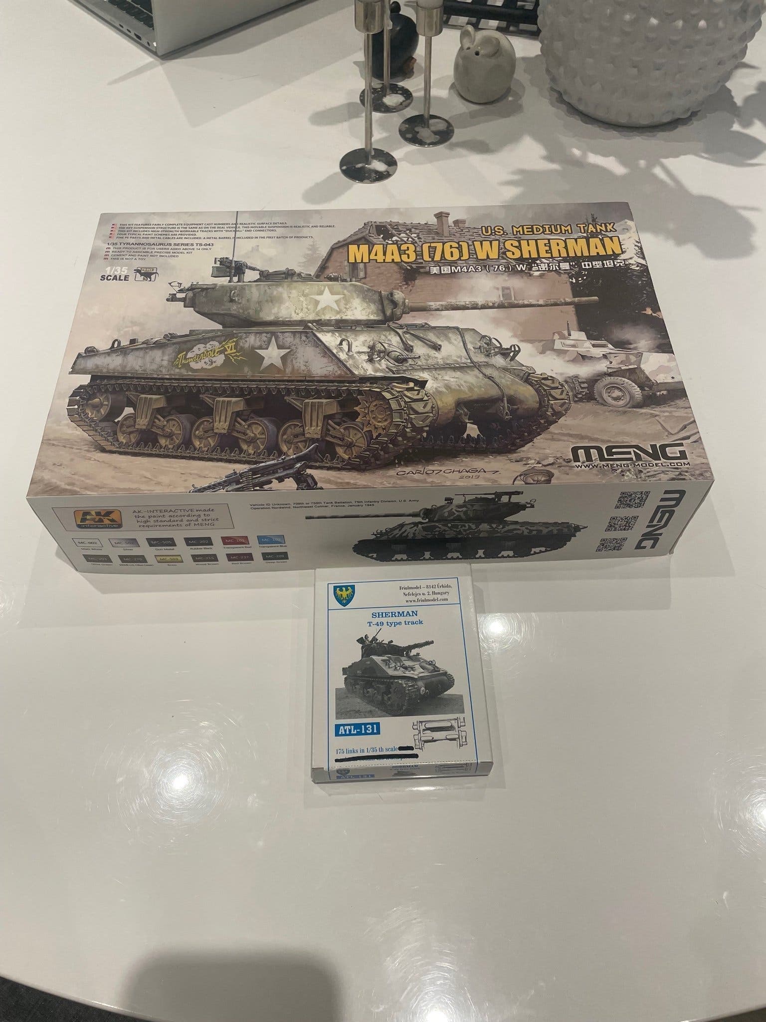 M4A3 (76) W Sherman stridsvagn modellbyggsats med Friulmodel ATL-131 band