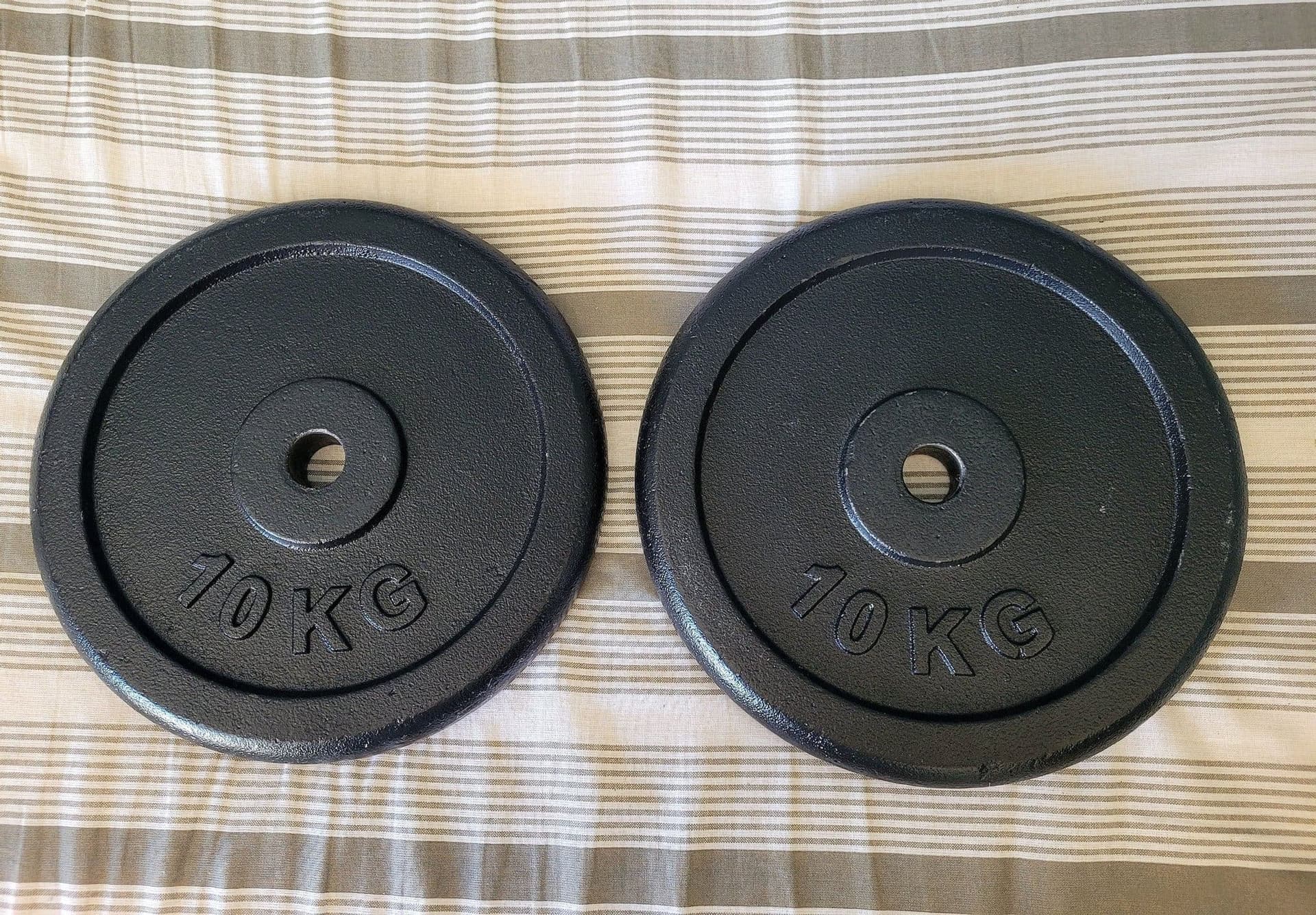 Viktskivor (hd 25mm) – totalvikt 101 kilo + 4 hantelstänger