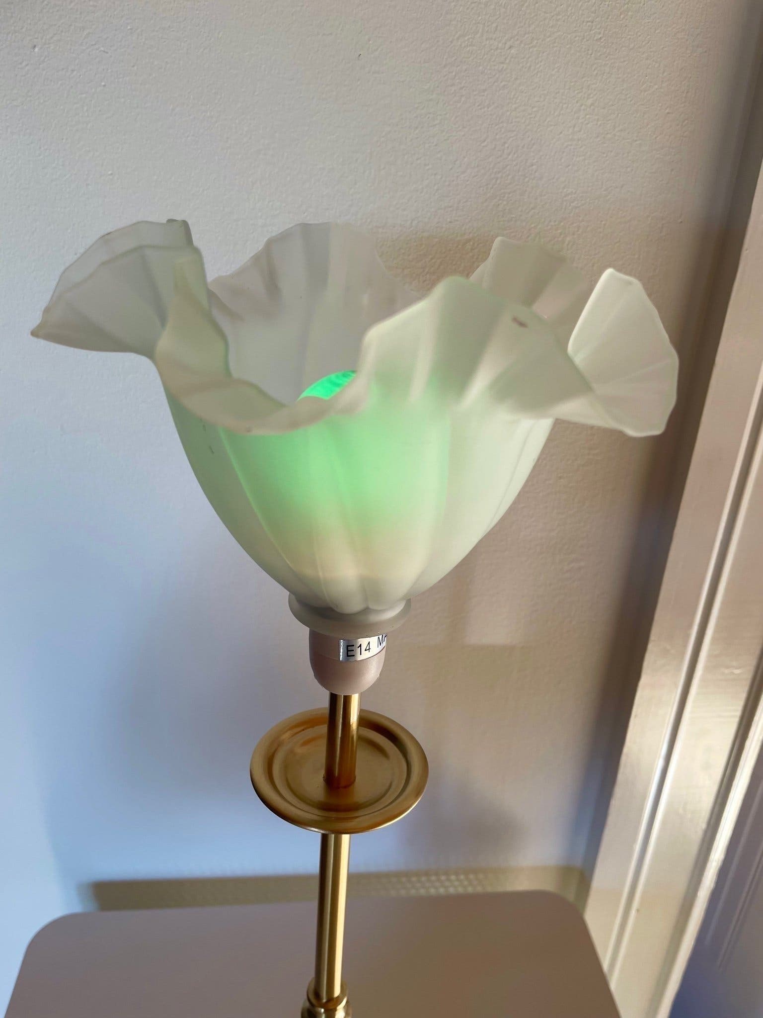Art Nouveau-lampa Gyllene fot med frostat glaskupa i blomform 51 cm