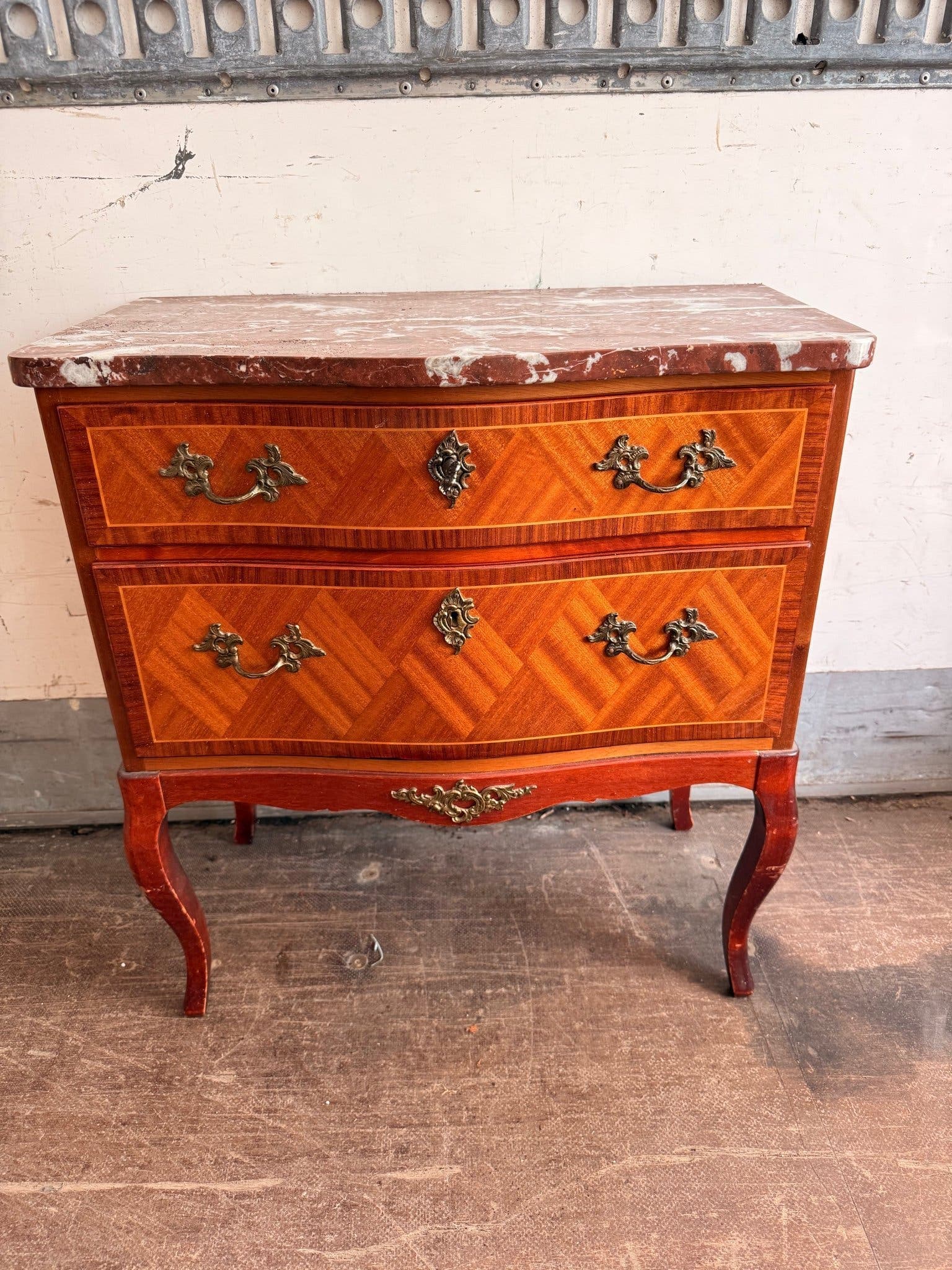 Antikt Nattduksbord i Louis XV-stil med Äkta Marmorskiva