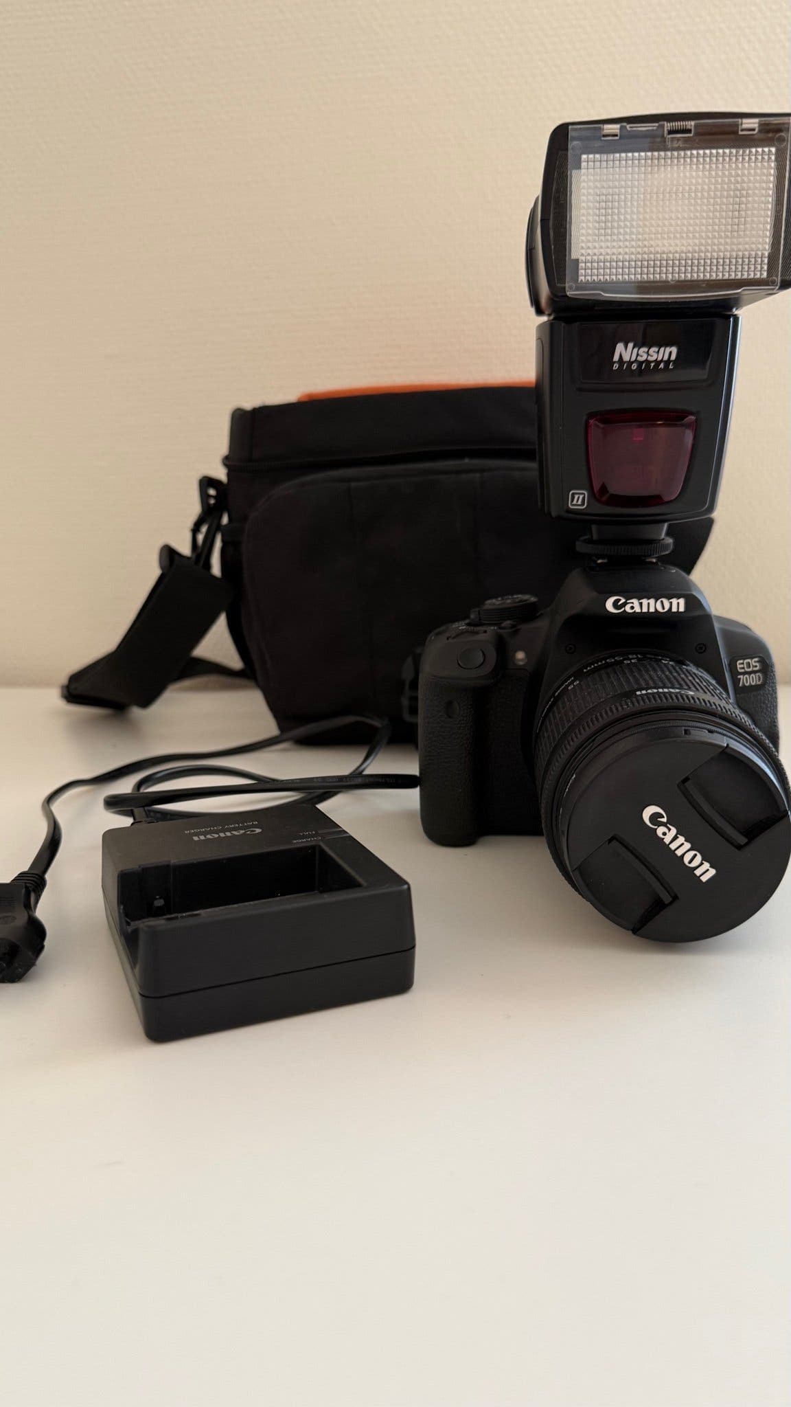 Canon EOS 700D + 18-55 STM + extern blixt + väska