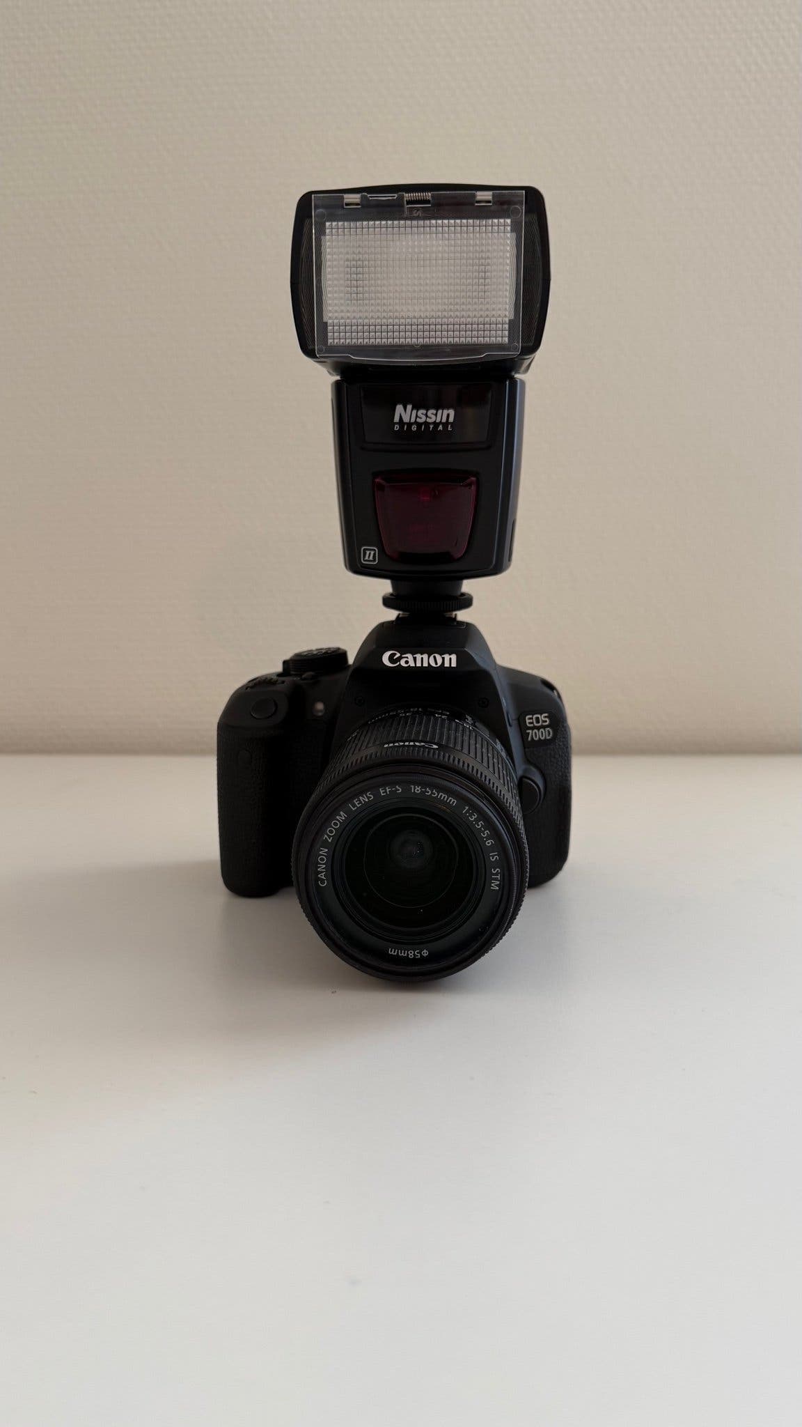 Canon EOS 700D + 18-55 STM + extern blixt + väska