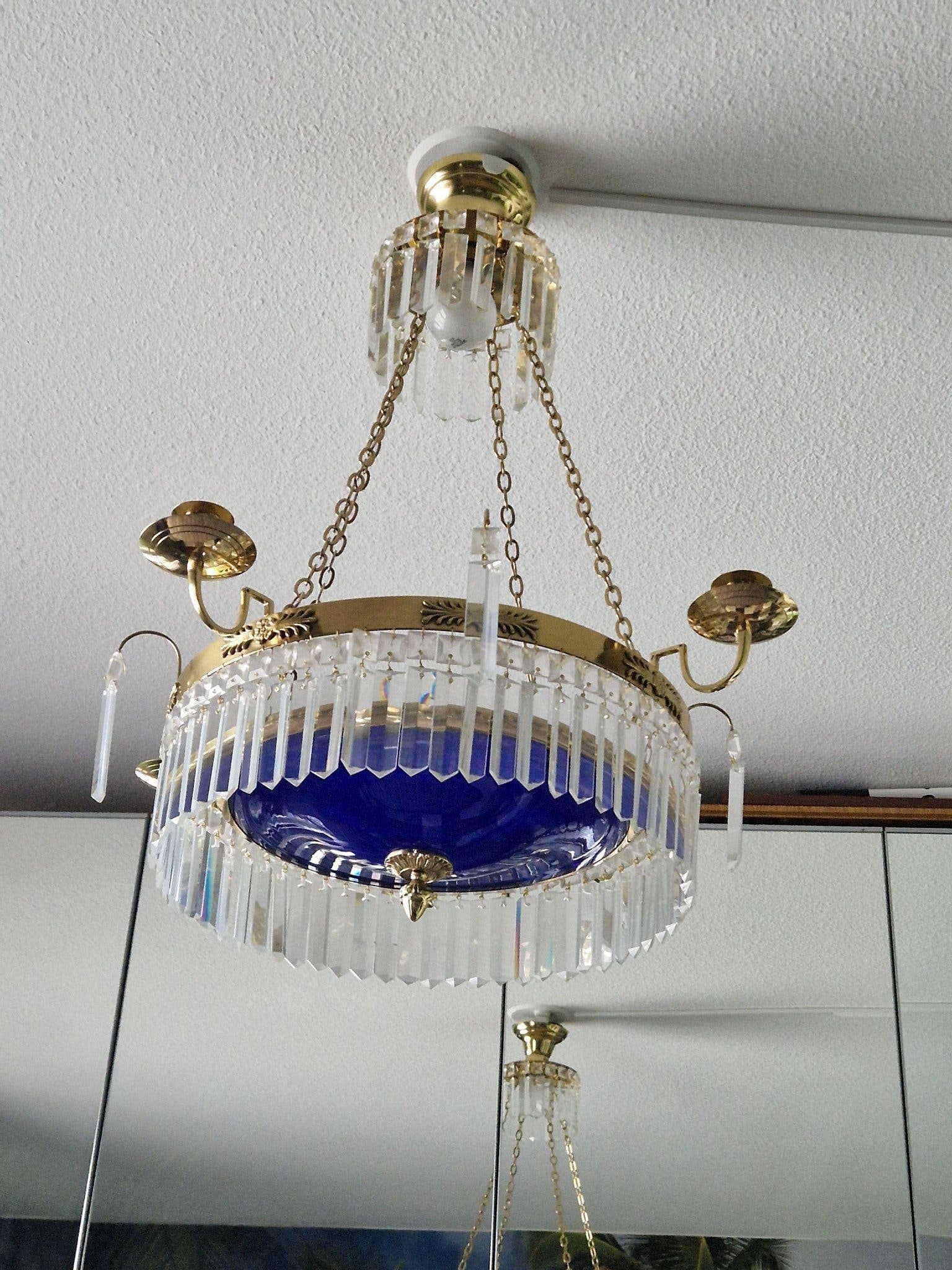 Taklampa i mässing med prismor och blå glasskål