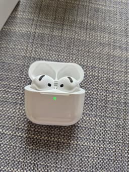 Apple AirPods 4 med brusreducering