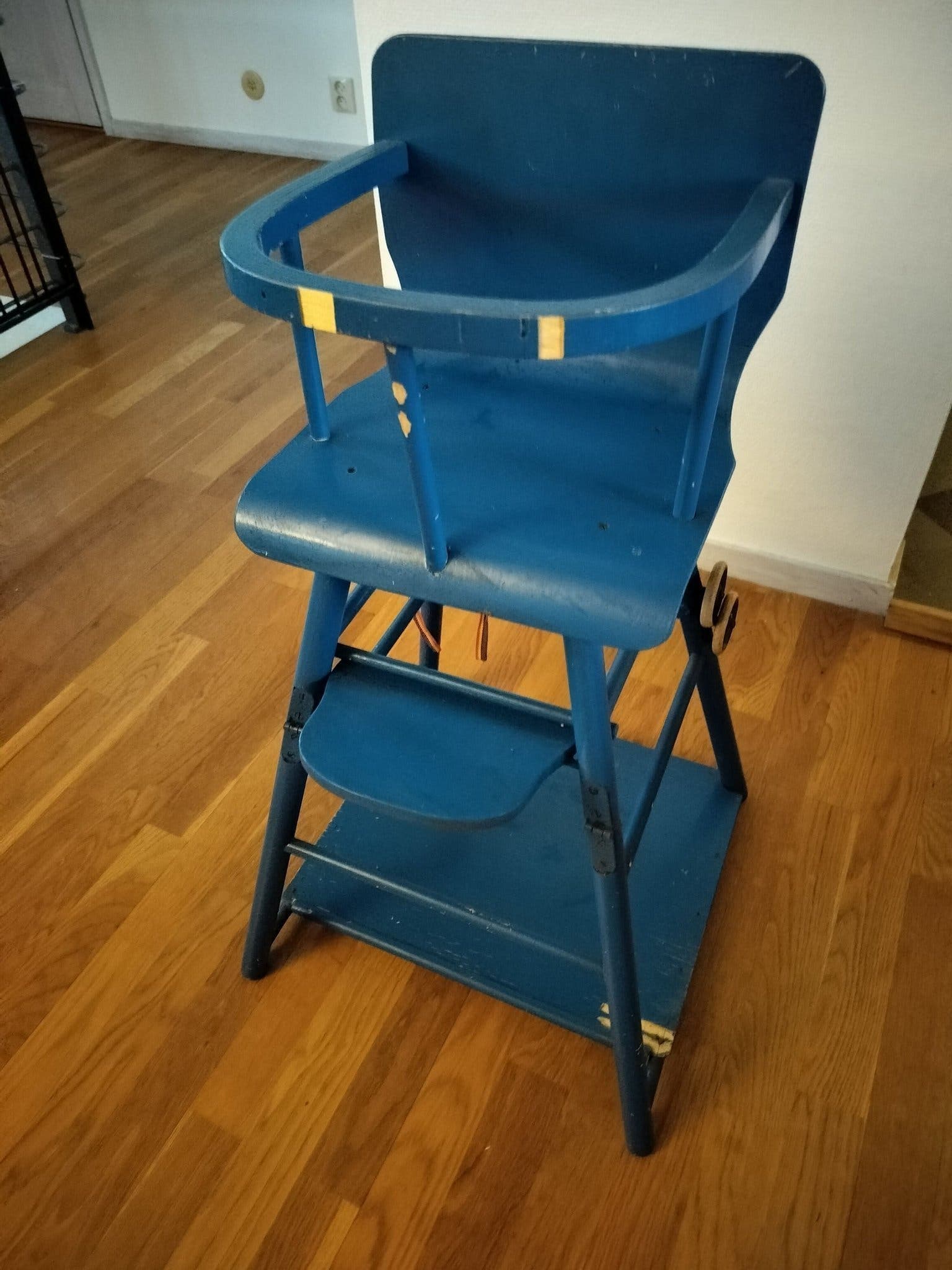 Vintage barnmatstol i trä, blå