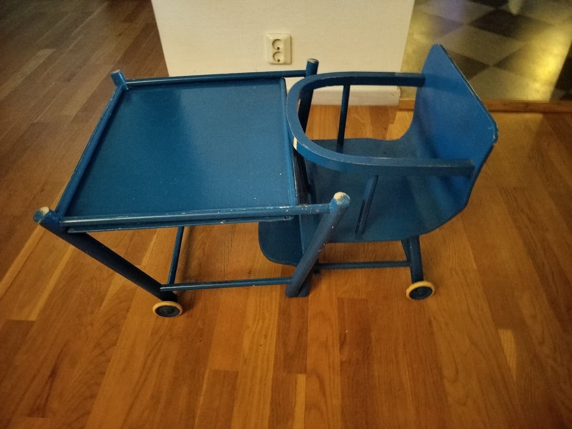 Vintage barnmatstol i trä, blå