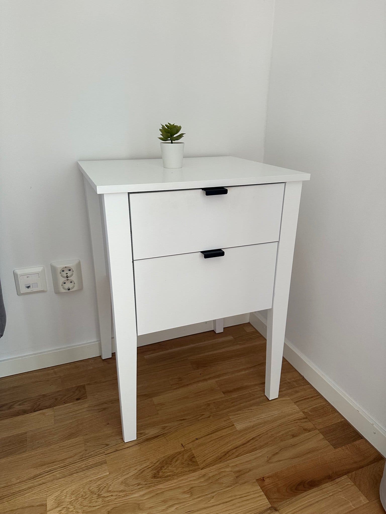 Vitt sängbord med två lådor
