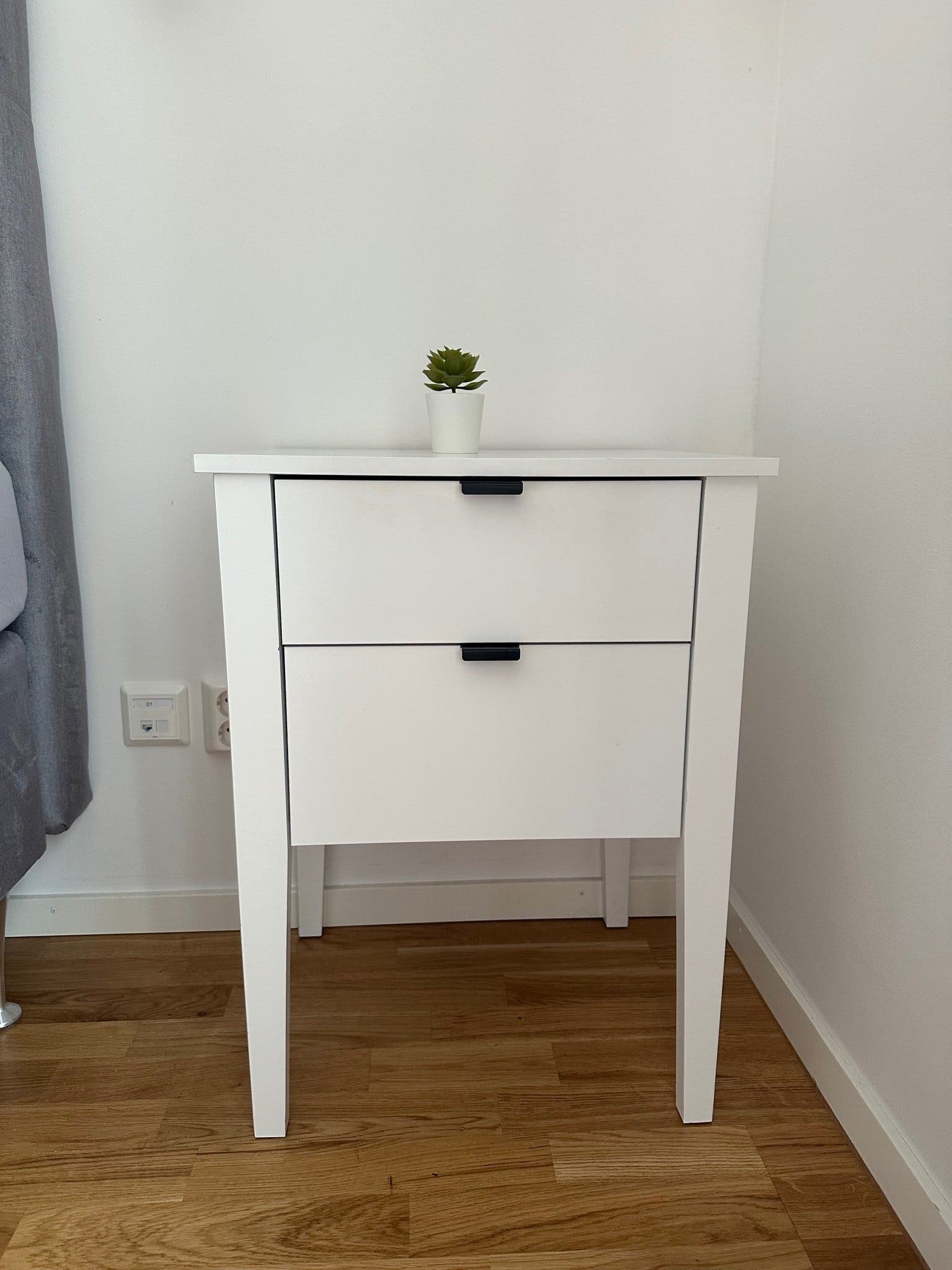 Vitt sängbord med två lådor