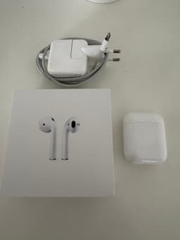 Apple AirPods med laddningsfodral