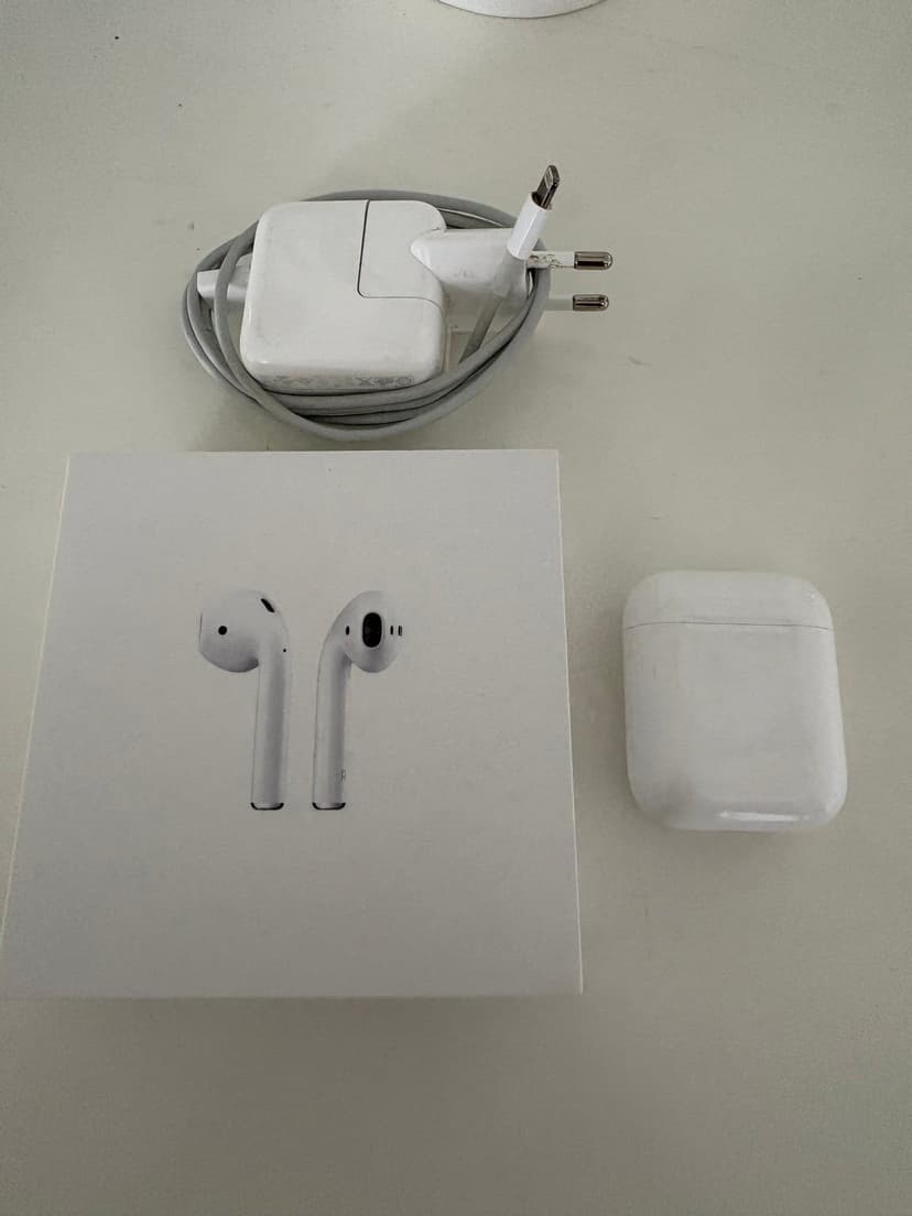 Apple AirPods (2nd Generation) med Trådlöst Laddningsetui