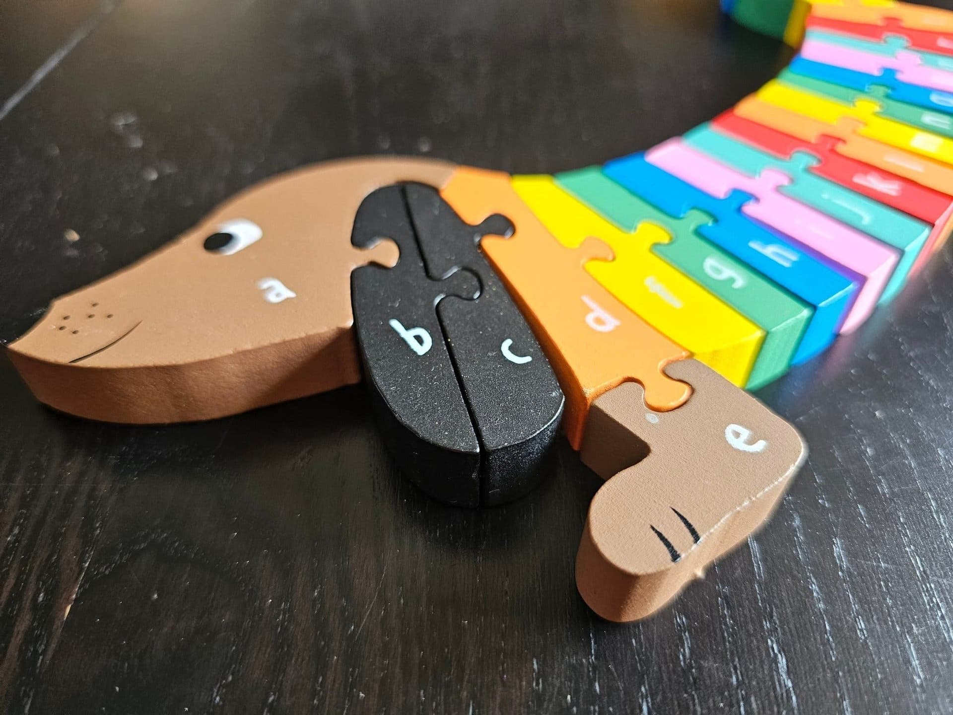 Träpussel alfabetshund