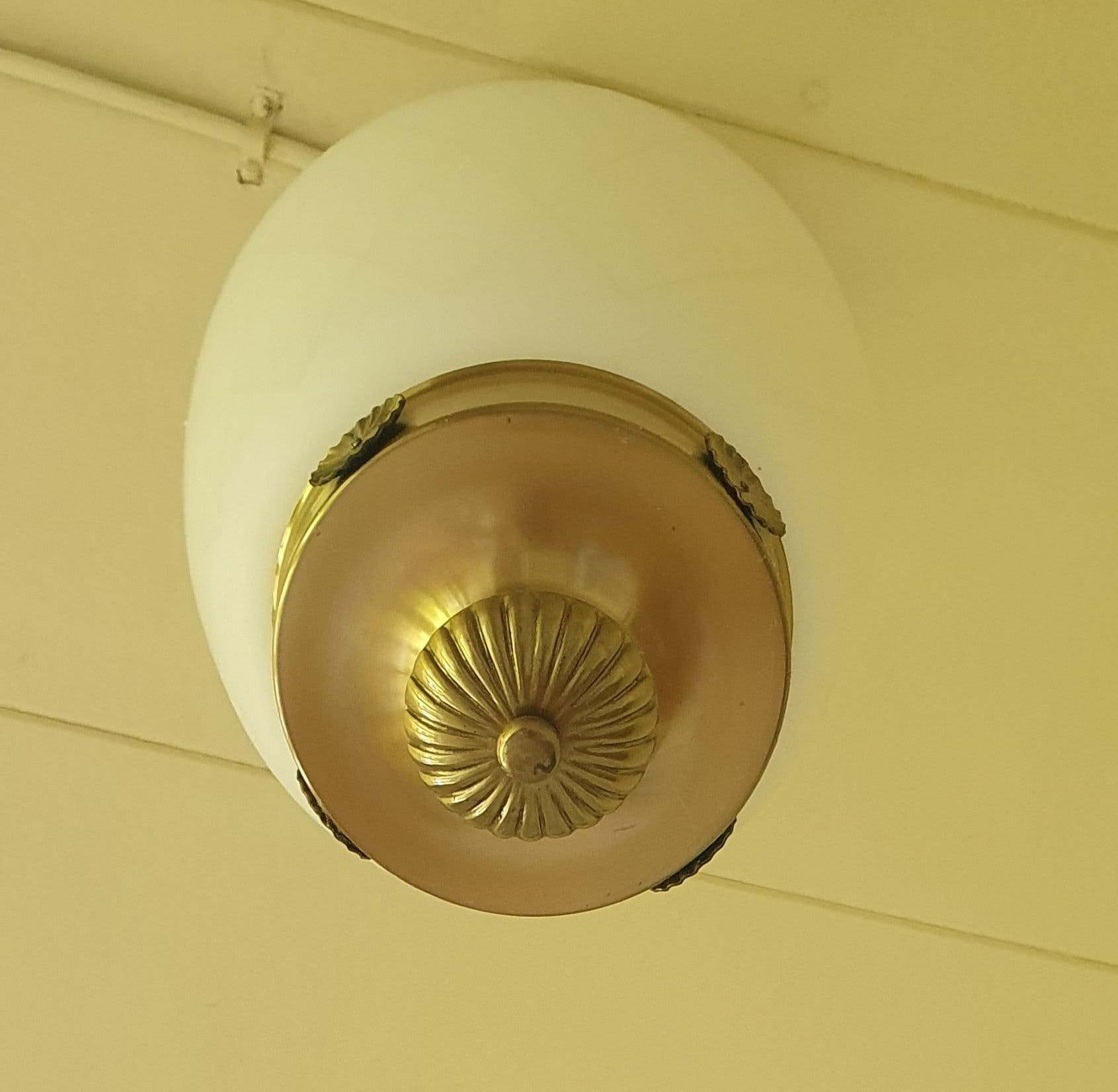 Antik taklampa i mässing och glas