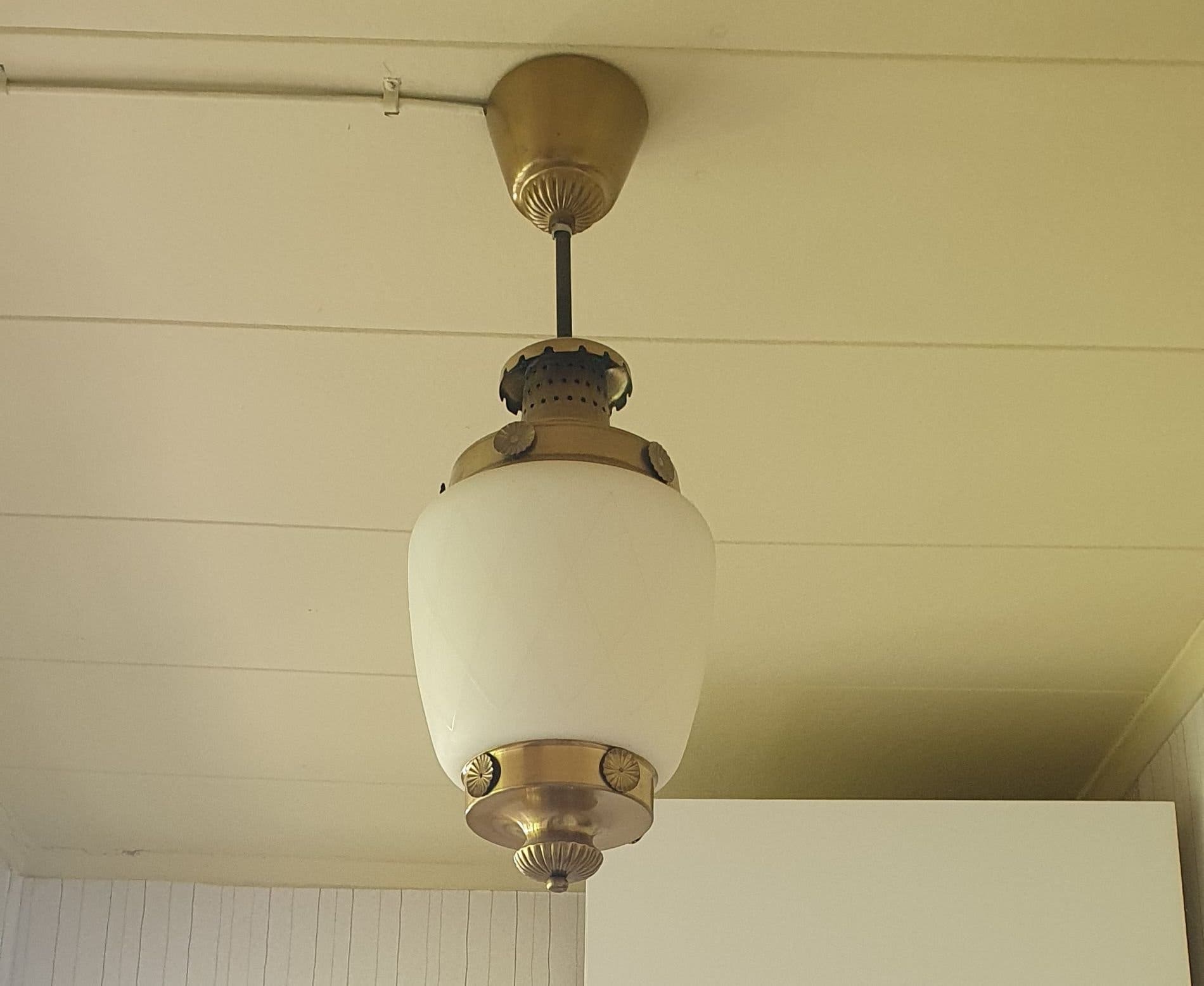 Antik taklampa i mässing och glas