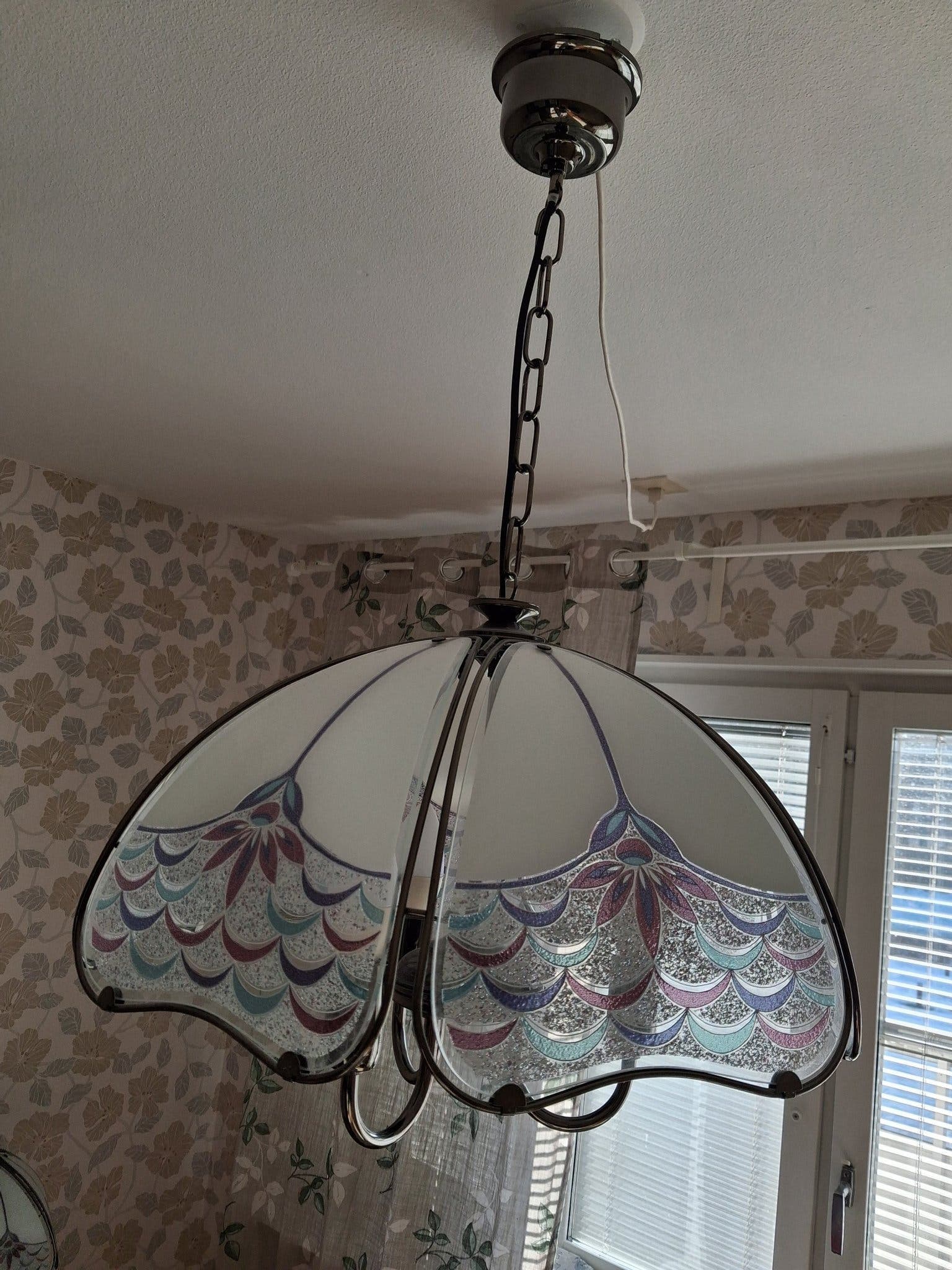 Taklampa i glas och metall Tiffany stil