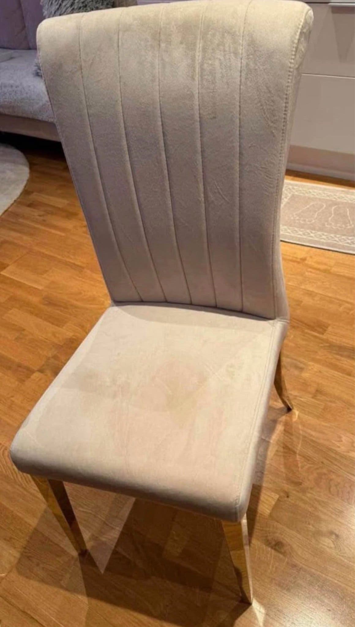 4 Matstolar i sammet med guldfärgade ben