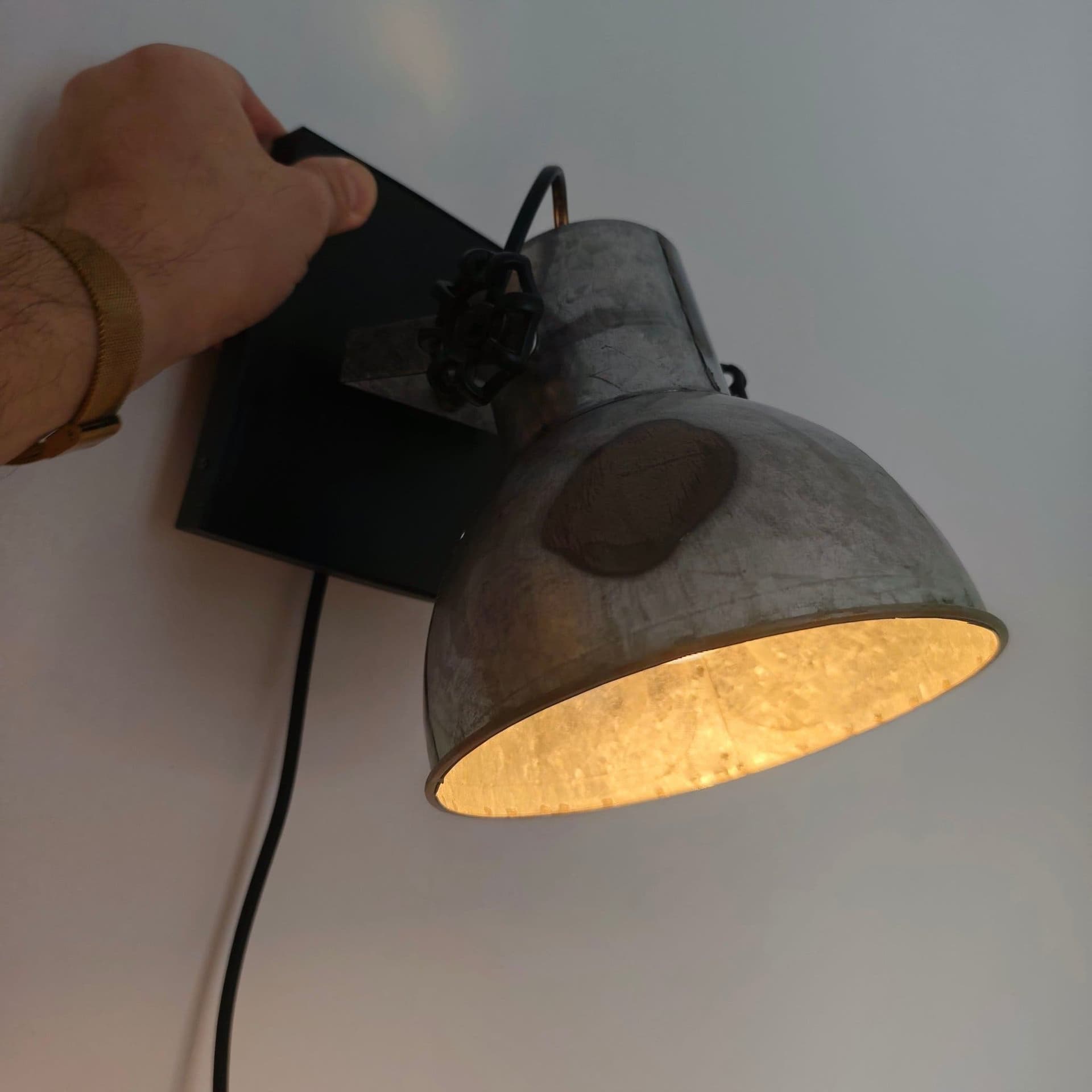 Vägglampa industrill EGLO modern i metall