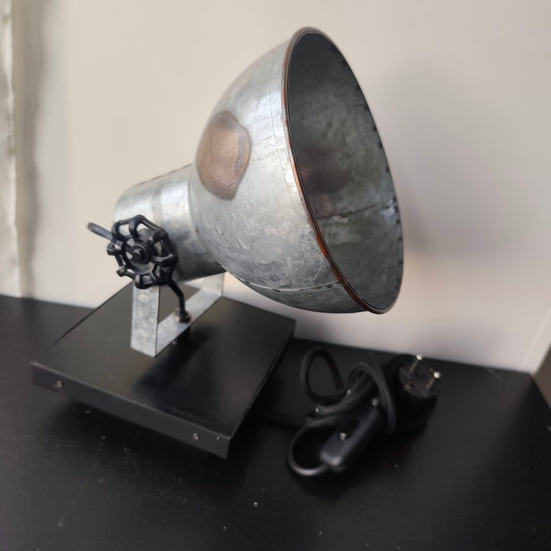 Vägglampa industrill EGLO modern i metall