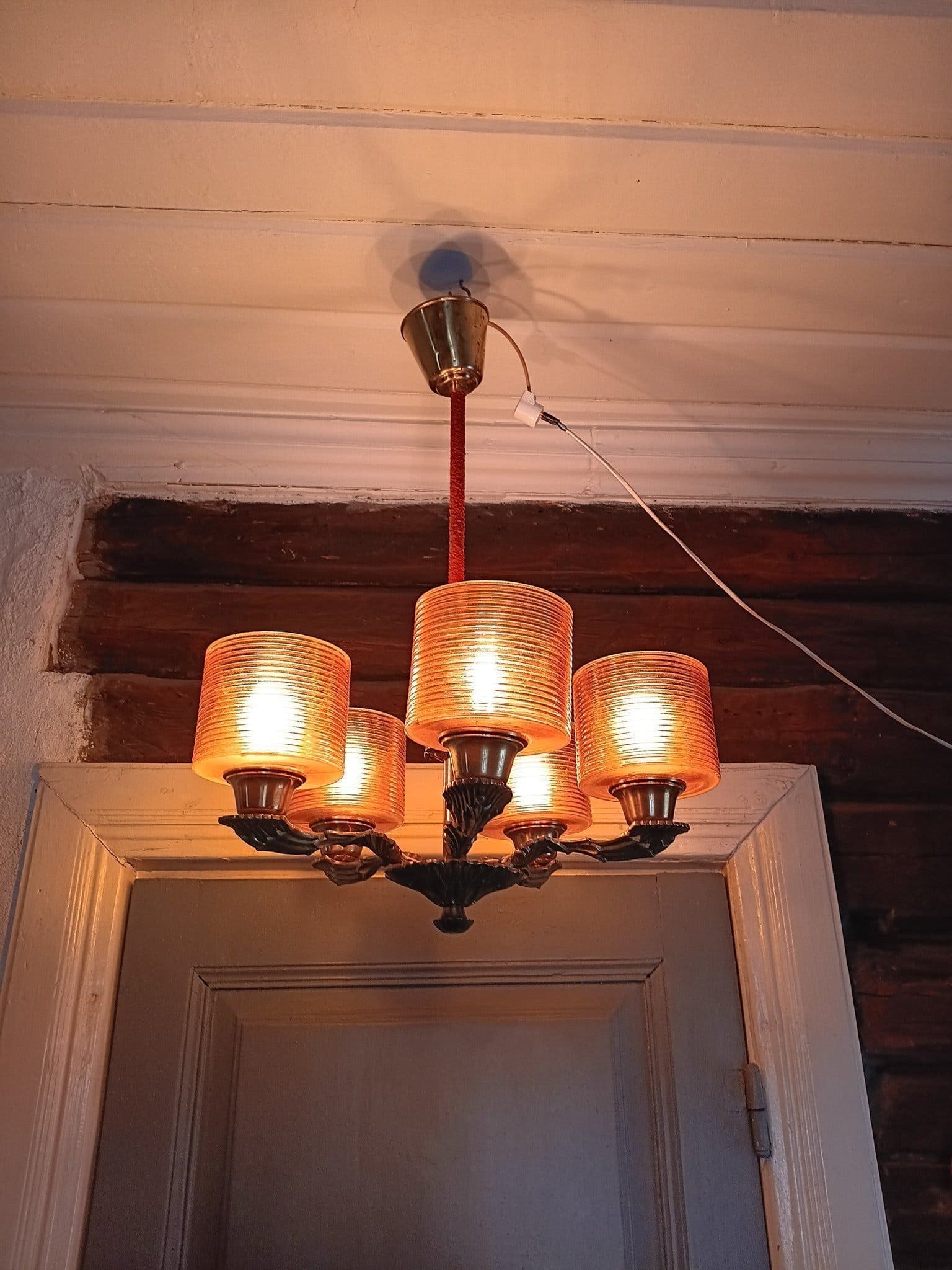 Taklampa i mässing med fem armar och bärnstensfärgade kupor, art deco