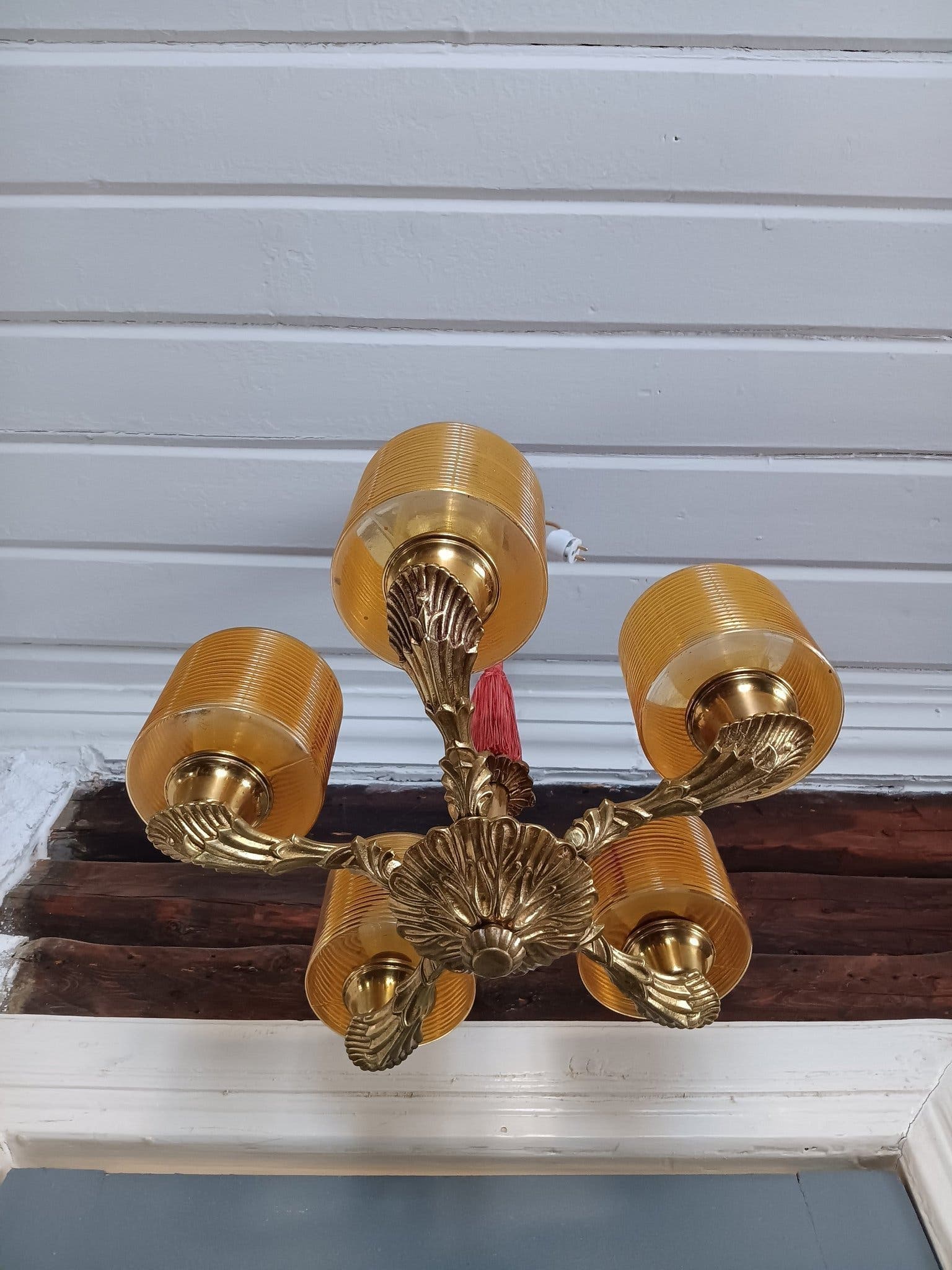 Taklampa i mässing med fem armar och bärnstensfärgade kupor, art deco