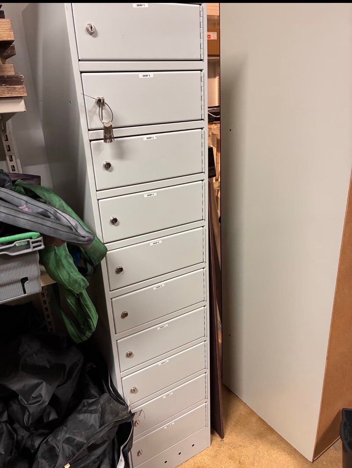 Förvaringsskåp med 10 fack och laddningsmöjlighet