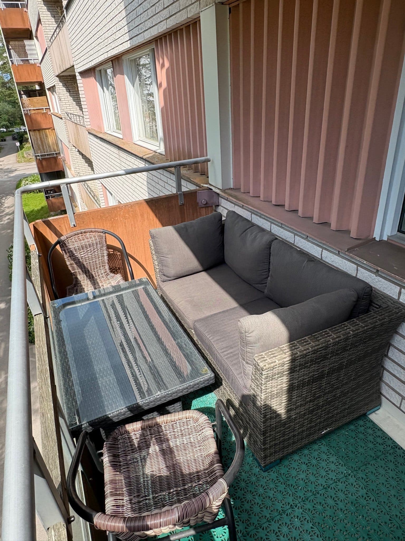 Utomhussoffa med soffbord och två stolar