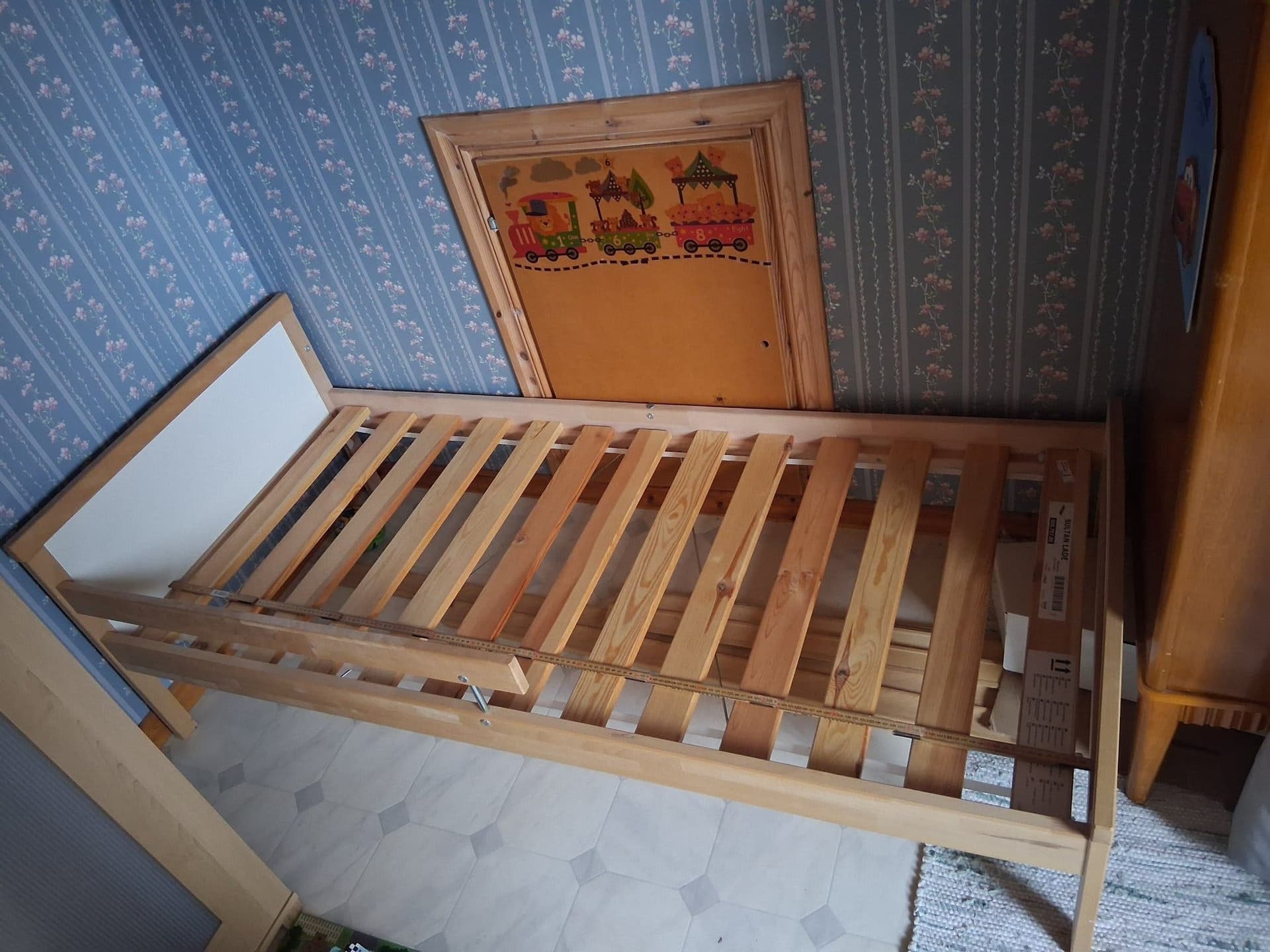 IKEA barnsäng/juniorsäng Kritter sängram med ribbotten och madrass 70x160 nykick