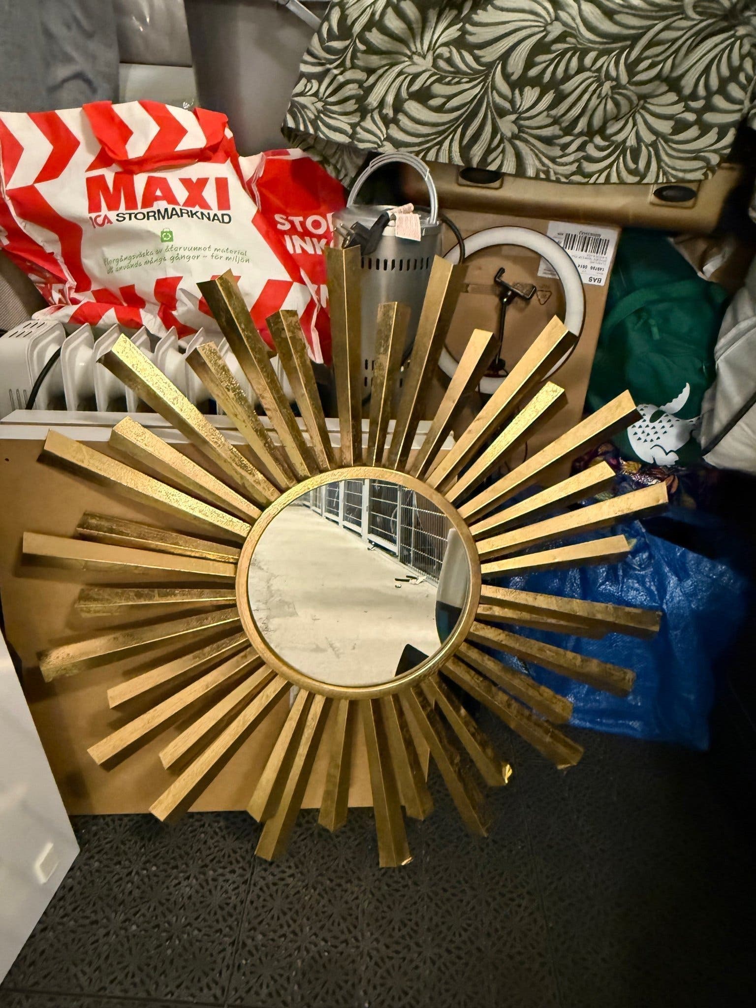 Elegant Solspegel i guld färg, 700kr