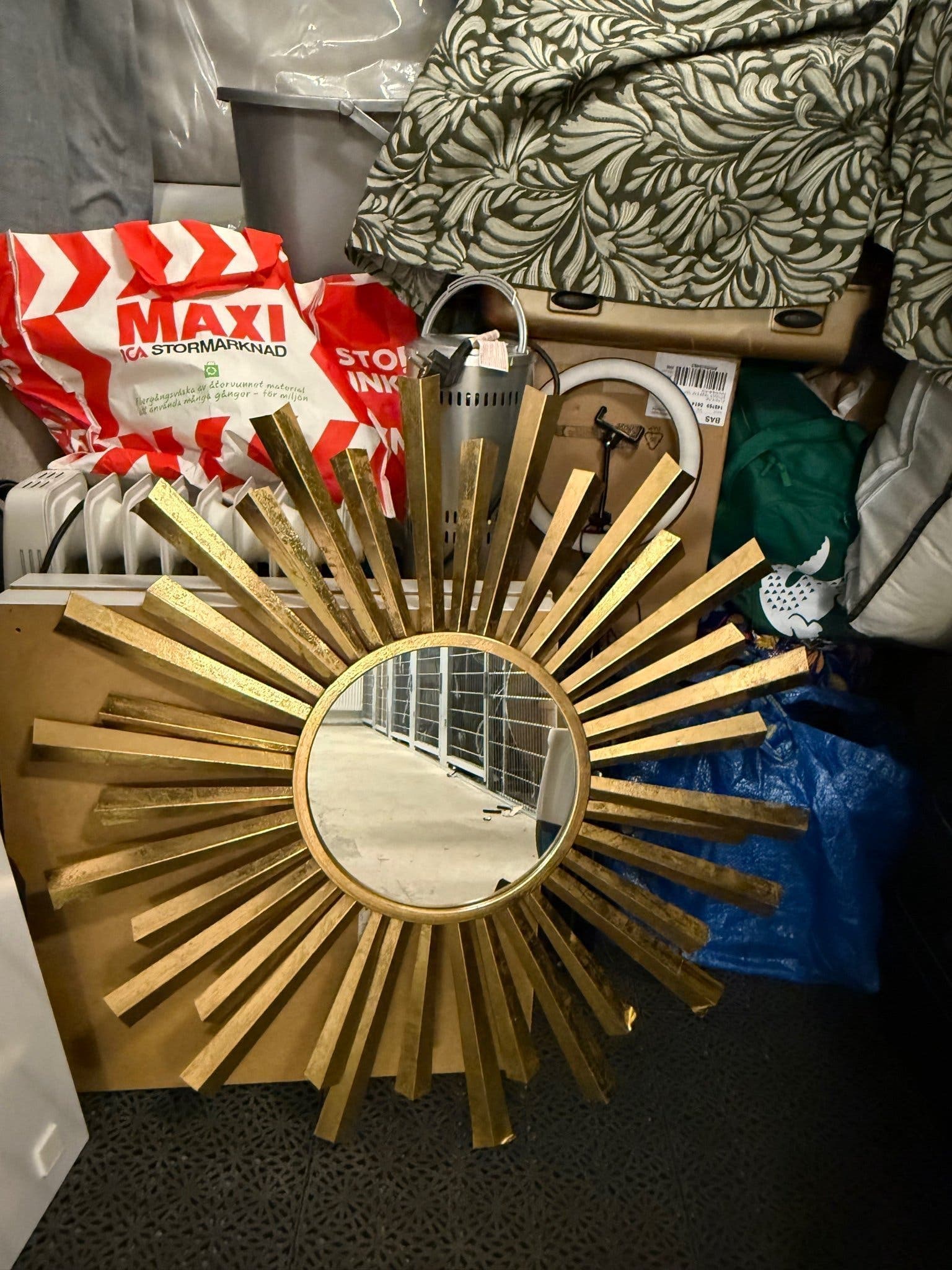Elegant Solspegel i guld färg, 700kr