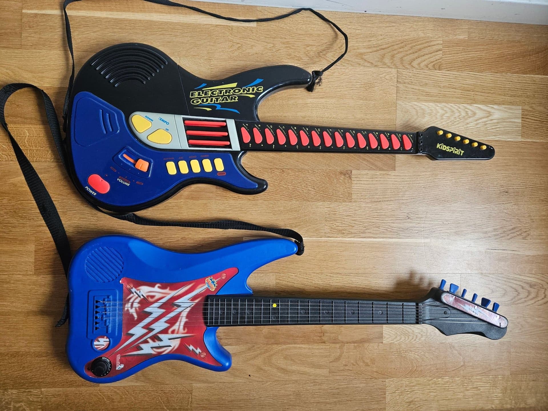 2 st Elgitarrer för barn - "Electronic Guitar" och "Simba"